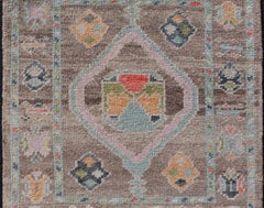 Piccolo tappeto turco Oushak con morbidi accenti viola, rosa, rosa marina e pastello smorzato