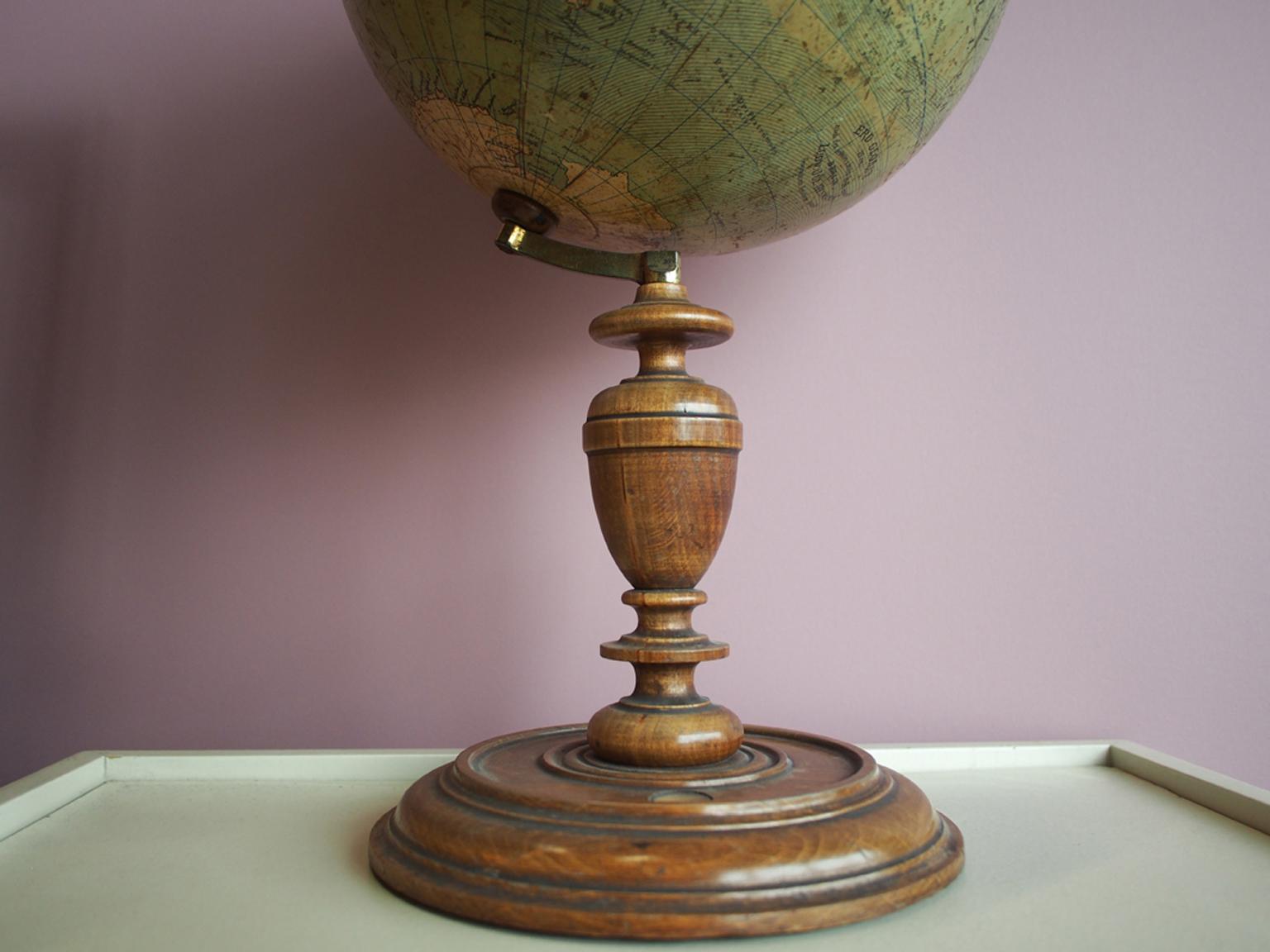 Small Turned Globe from the 19th Century In Good Condition In Hamburg, DE