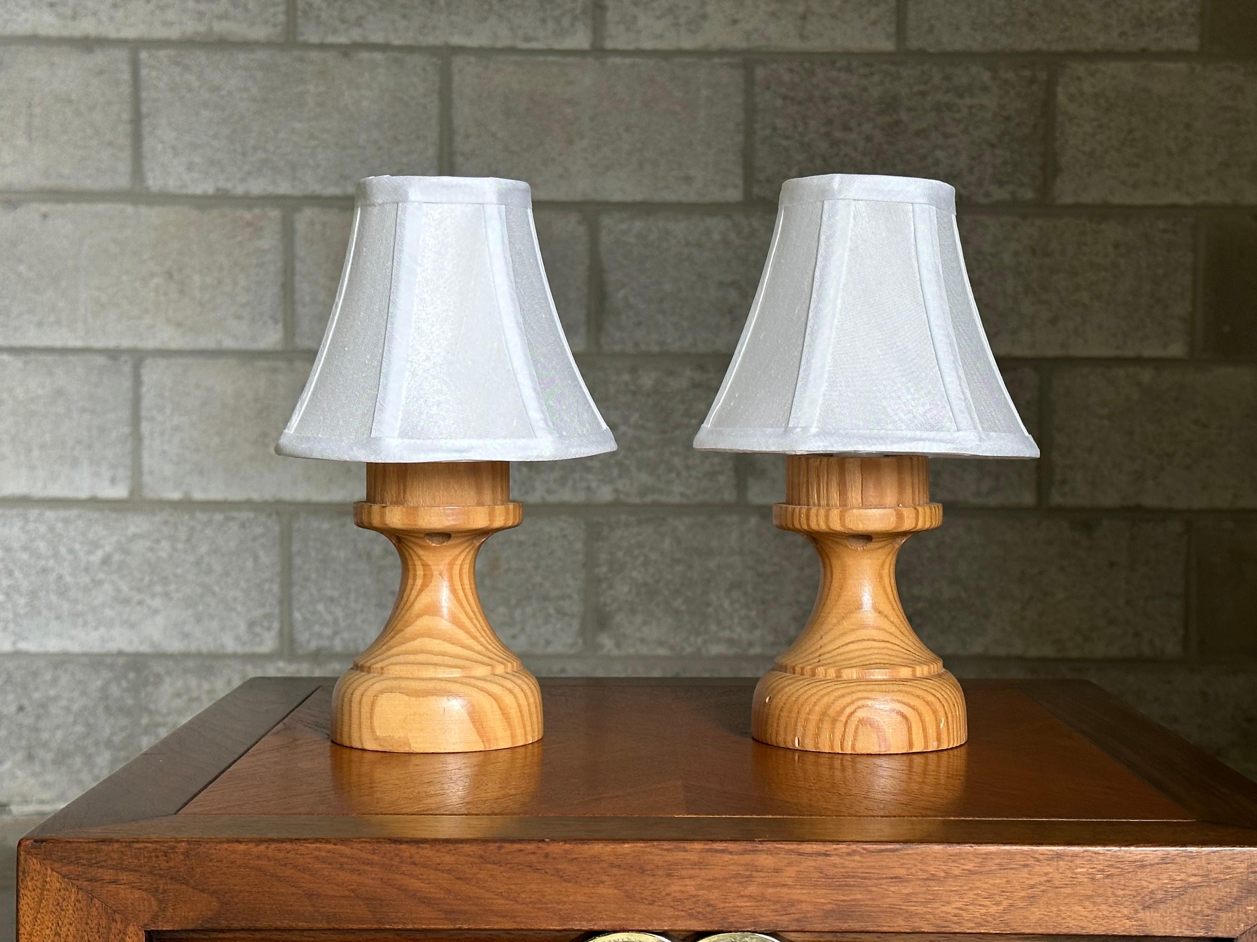 A charming pair of small table lamps or desk lamps made in Sweden circa 1970s. Nice form with great organic movement. Uses a E14 bulb with clip on shade.

Listed dimensions include shade.