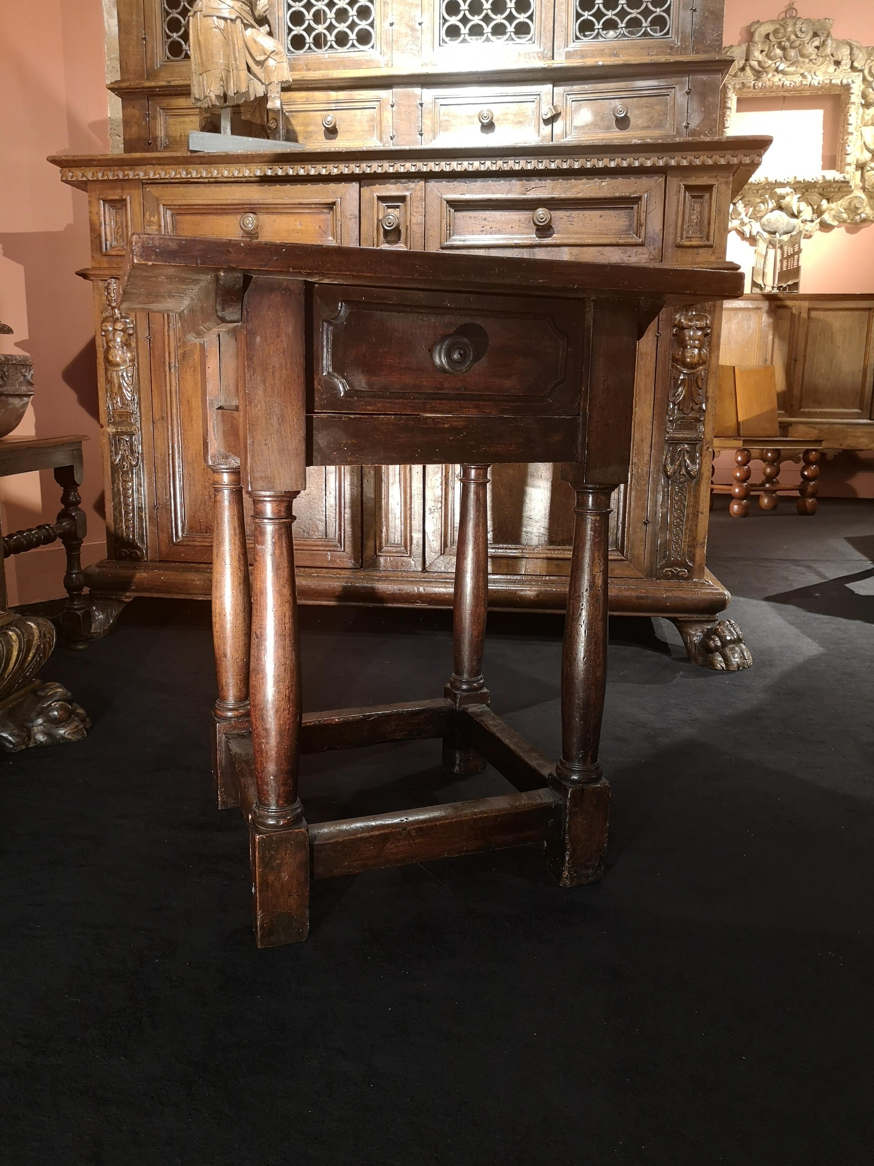 SMALL TUSCANY TABLE FROM THE RENAISSANCE PERIOD

ORIGIN : FLORENCE, ITALY
PERIOD : 16th CENTURY

Height:  69,4 cm			
Length:  59,4 cm			
Depth:  51 cm	

Good state of conservation
Dark walnut wood

This table rests on four columns rising on
