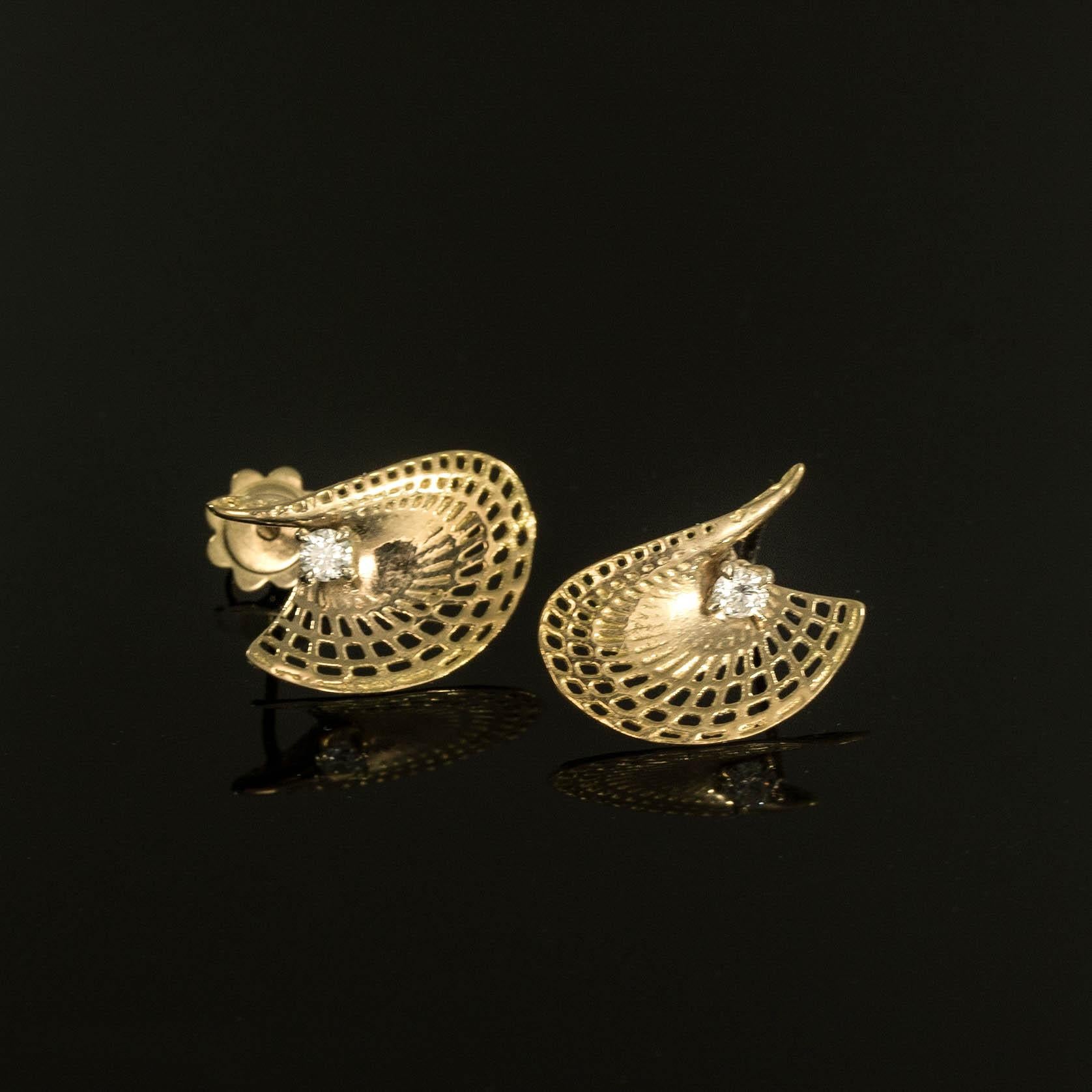 Contemporary 14 Karat Yellow Gold Small Twisted Disk Stud Earrings.