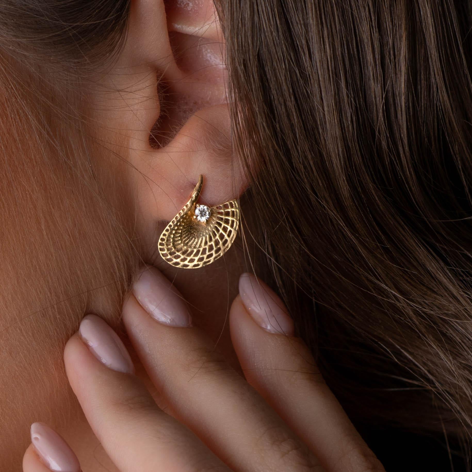 Women's or Men's 14 Karat Yellow Gold Small Twisted Disk Stud Earrings.