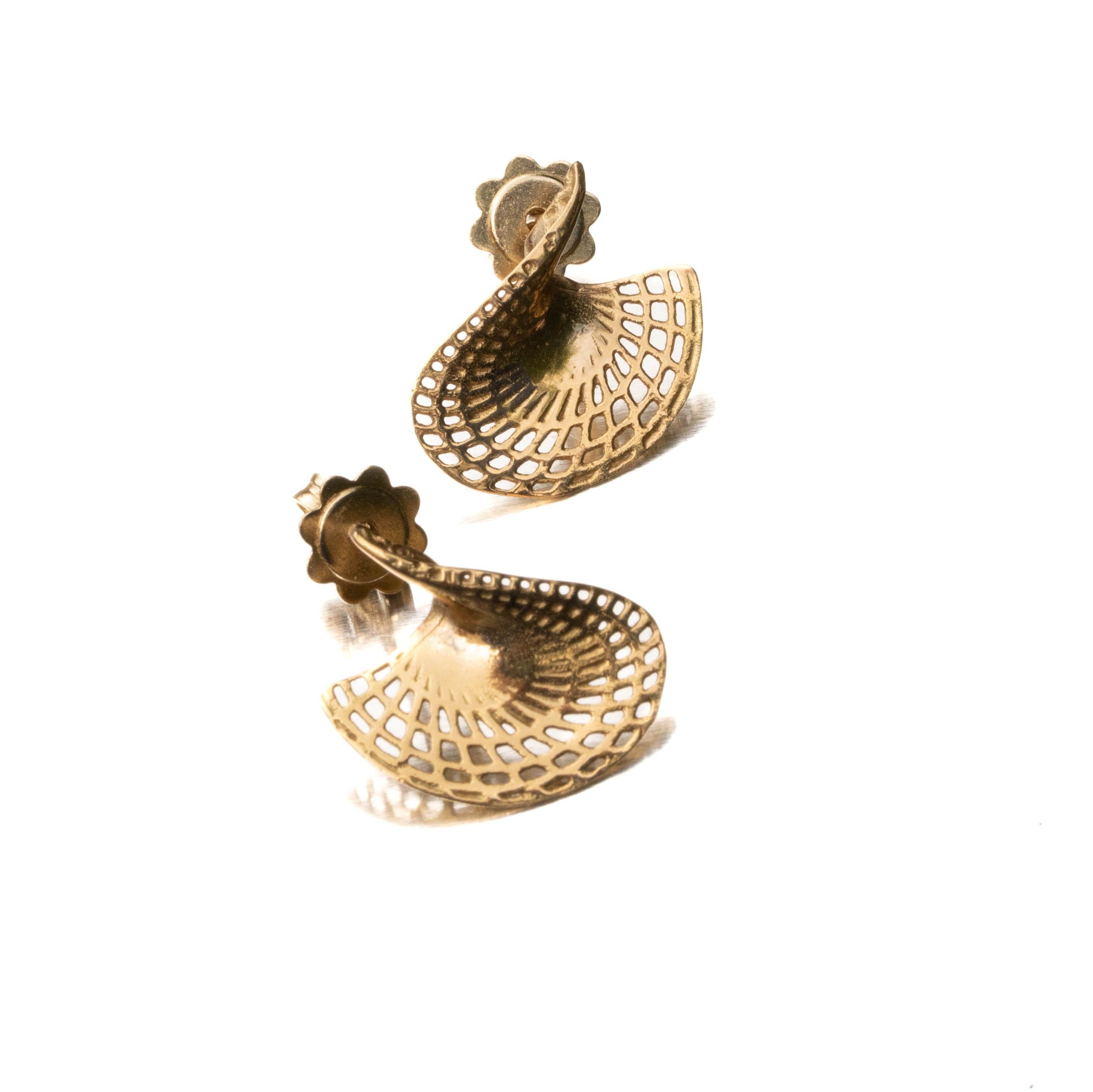 Contemporary  14 Karat Yellow Gold Small Twisted Disk Stud Earrings with Diamonds, For Sale
