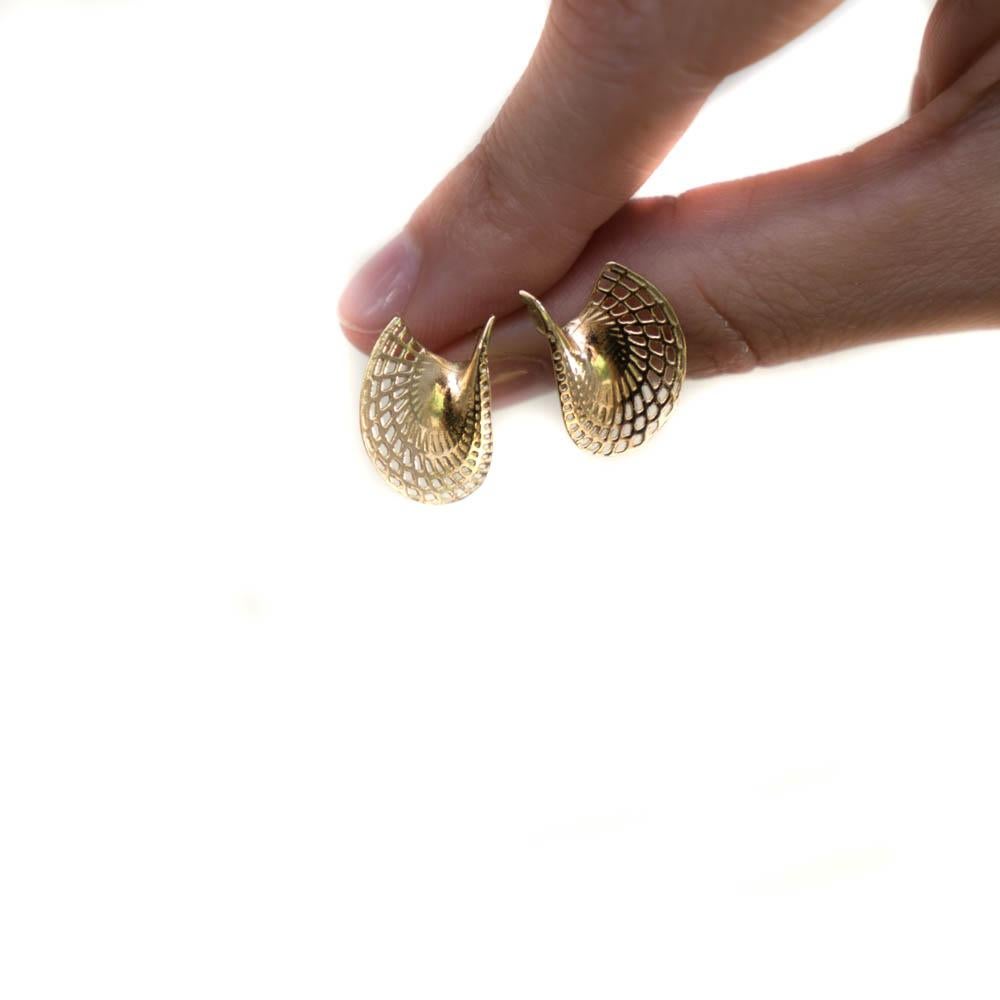  18 Karat Yellow Gold Small Twisted Disk Stud Earrings with Diamonds, In New Condition For Sale In Herzeliya, IL