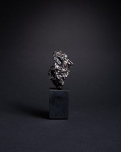 Piccolo frammento di meteorite contorto con impressioni