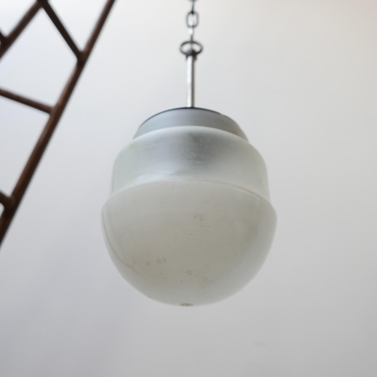 Allemand Petite lampe à suspension mi-siècle en verre blanc et opaline bicolore en vente