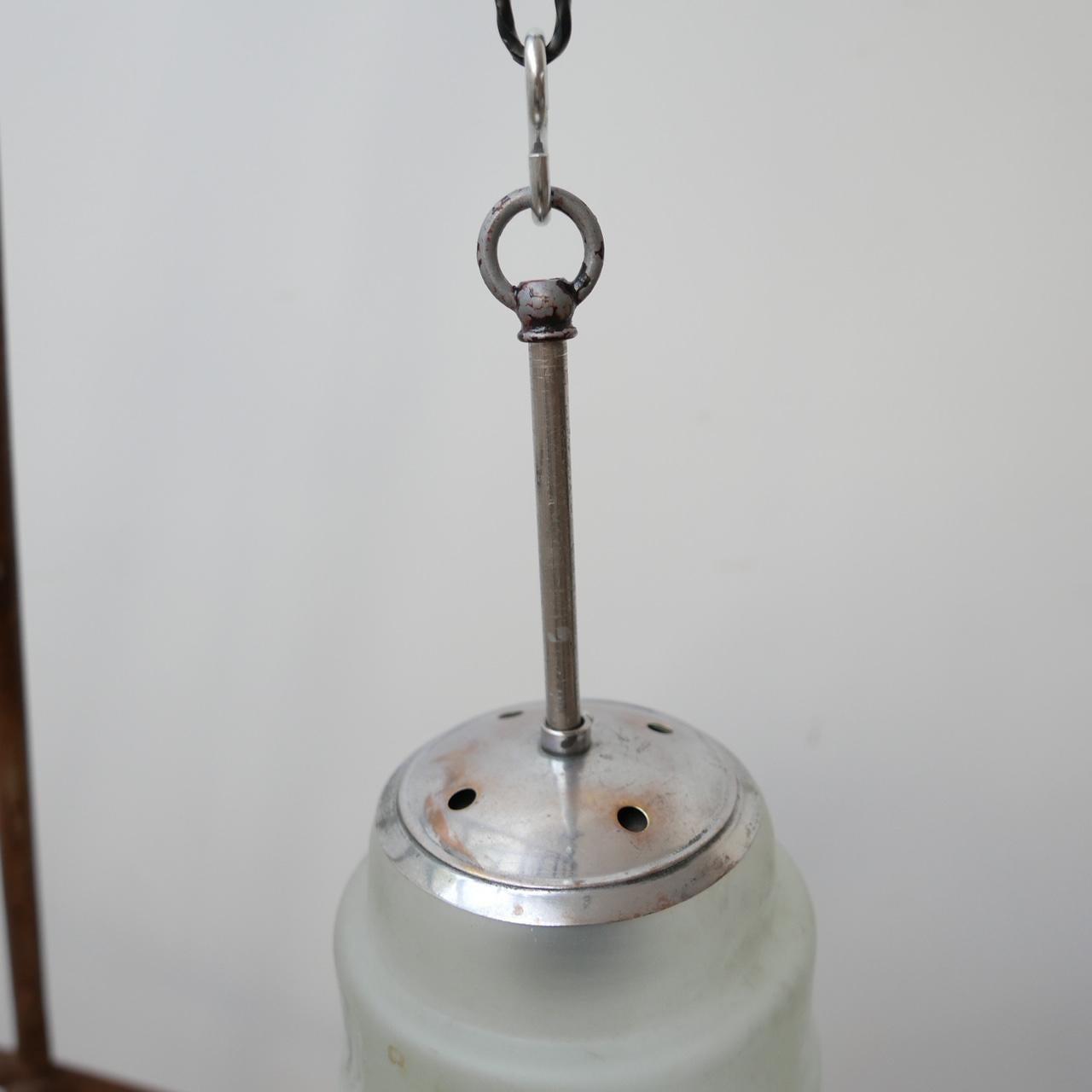 20ième siècle Petite lampe à suspension mi-siècle en verre blanc et opaline bicolore en vente