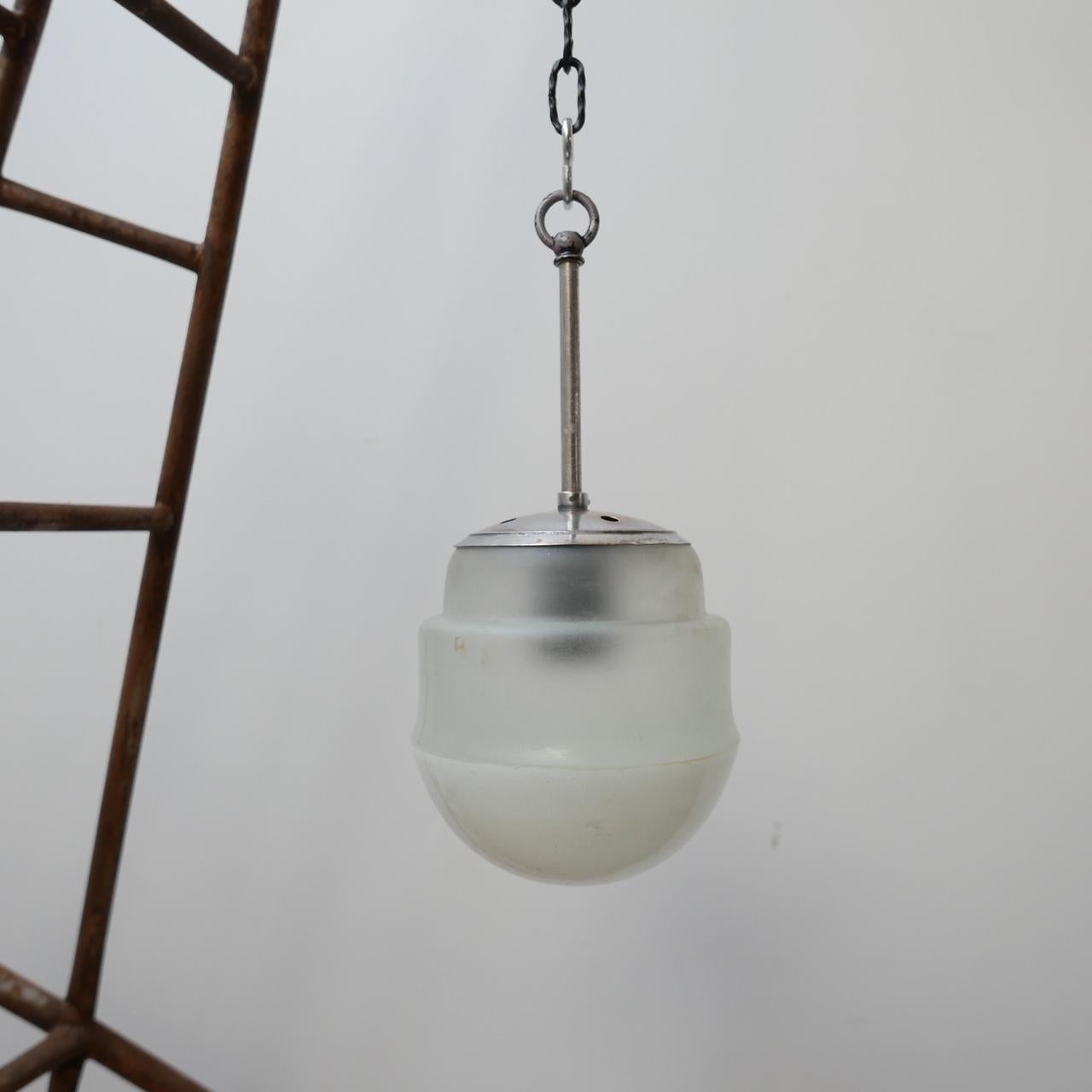 Petite lampe à suspension mi-siècle en verre blanc et opaline bicolore en vente 1