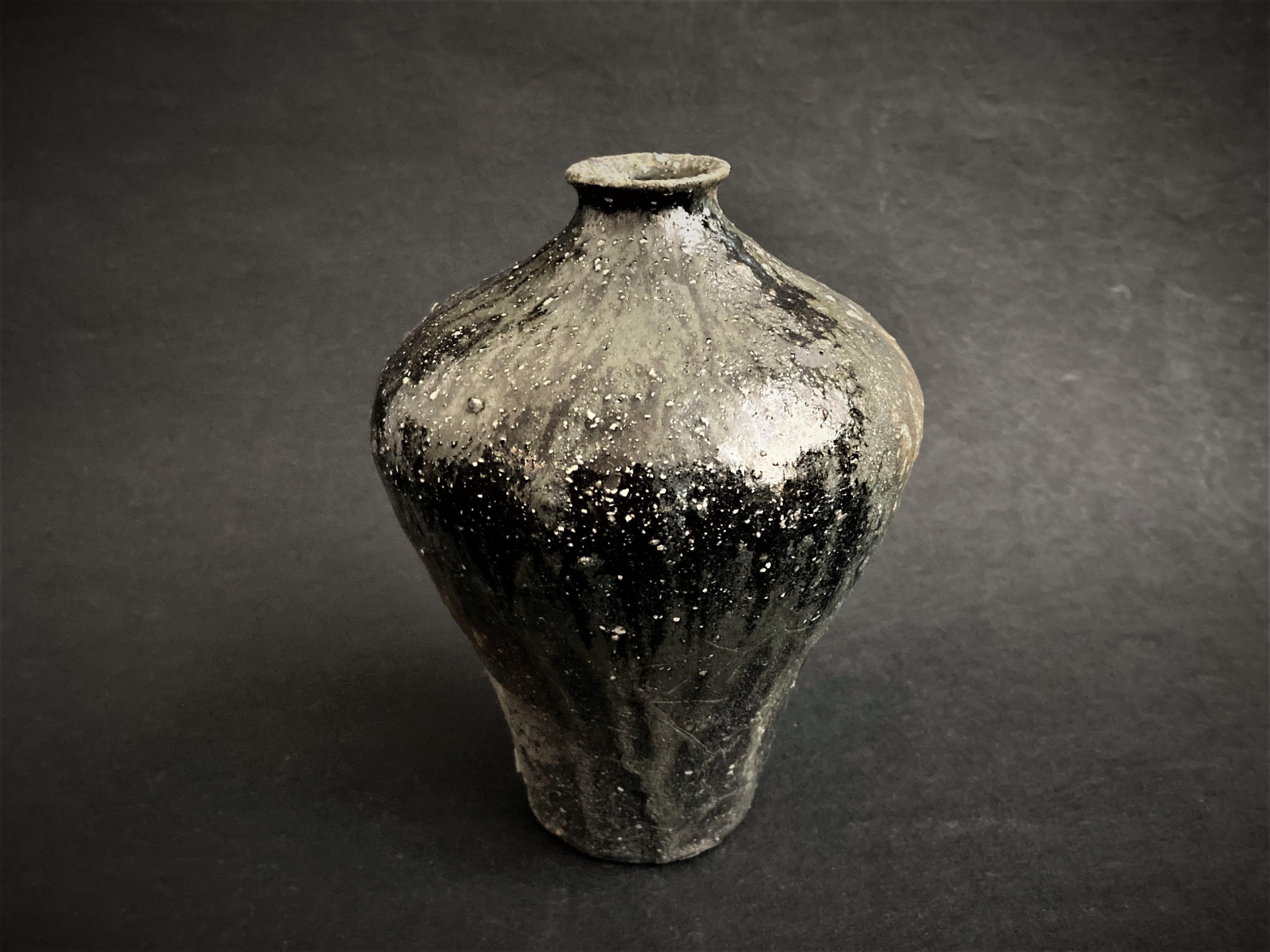 Small unglazed flower vase by Toru Hatta
Limited Edition of 3
Dimensions: Diameter 11 x height 18 cm
Material: Handmade ceramic. Unglazed. 

Lead time may vary. Please contact us.


Toru Hatta was both in Kanazawa in 1977. His love of antiques and
