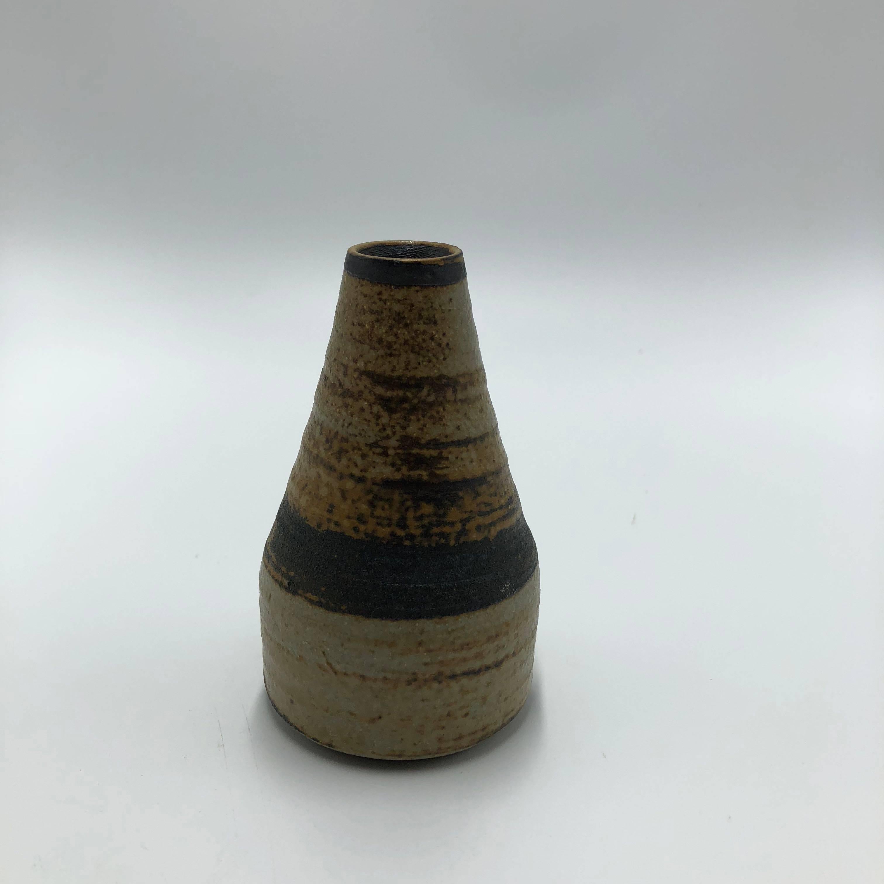 Beautiful small ceramic clay vase from the Dutch manufacturer Mobach Utrecht in the 50/60

Signed with branded manufacturer's mark to underside: [Mobach Holland].
 