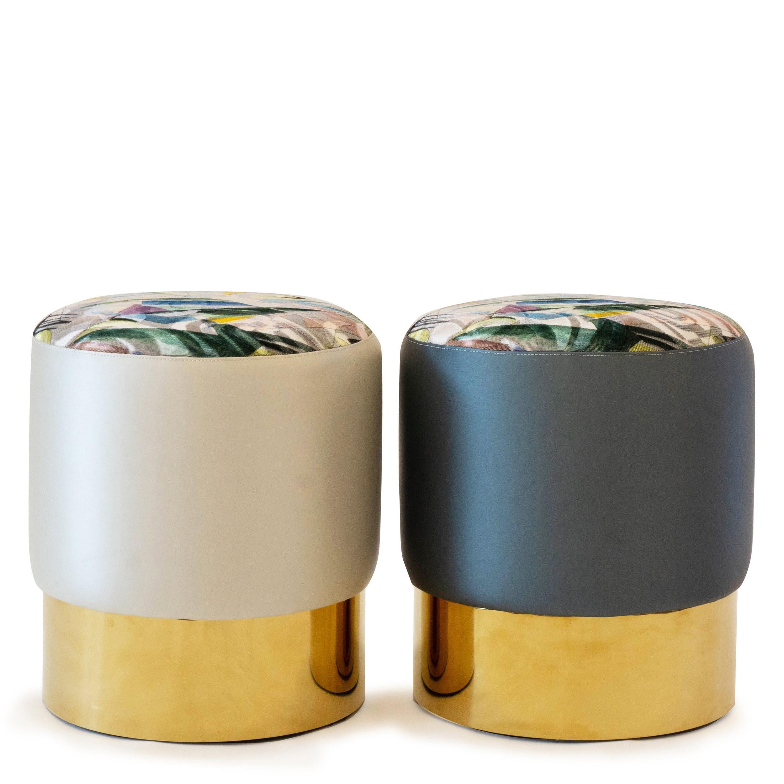 Piccola ottomana imbottita con base in ottone In condizioni Nuovo in vendita a Greenwich, CT