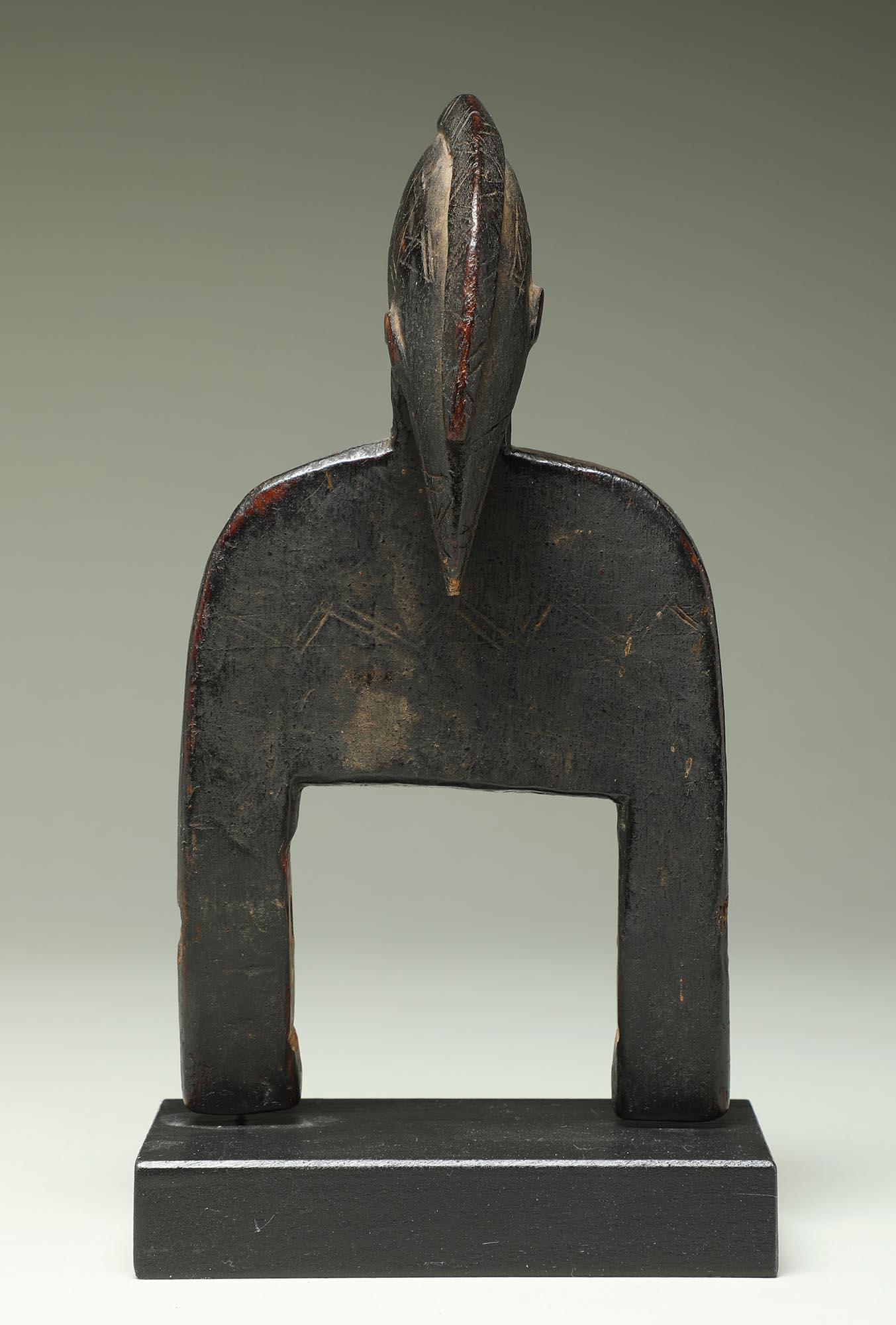 Kleine gebrauchte Senufo-Webscheibe mit stilisiertem Vogelschnabel, Elfenbeinküste Afrika I
Tiefe Patina und Politur vom traditionellen Gebrauch, kreisförmige Abnutzung innen von der Webspule, die jetzt fehlt.
7 Zoll hoch auf speziellem Holzsockel,