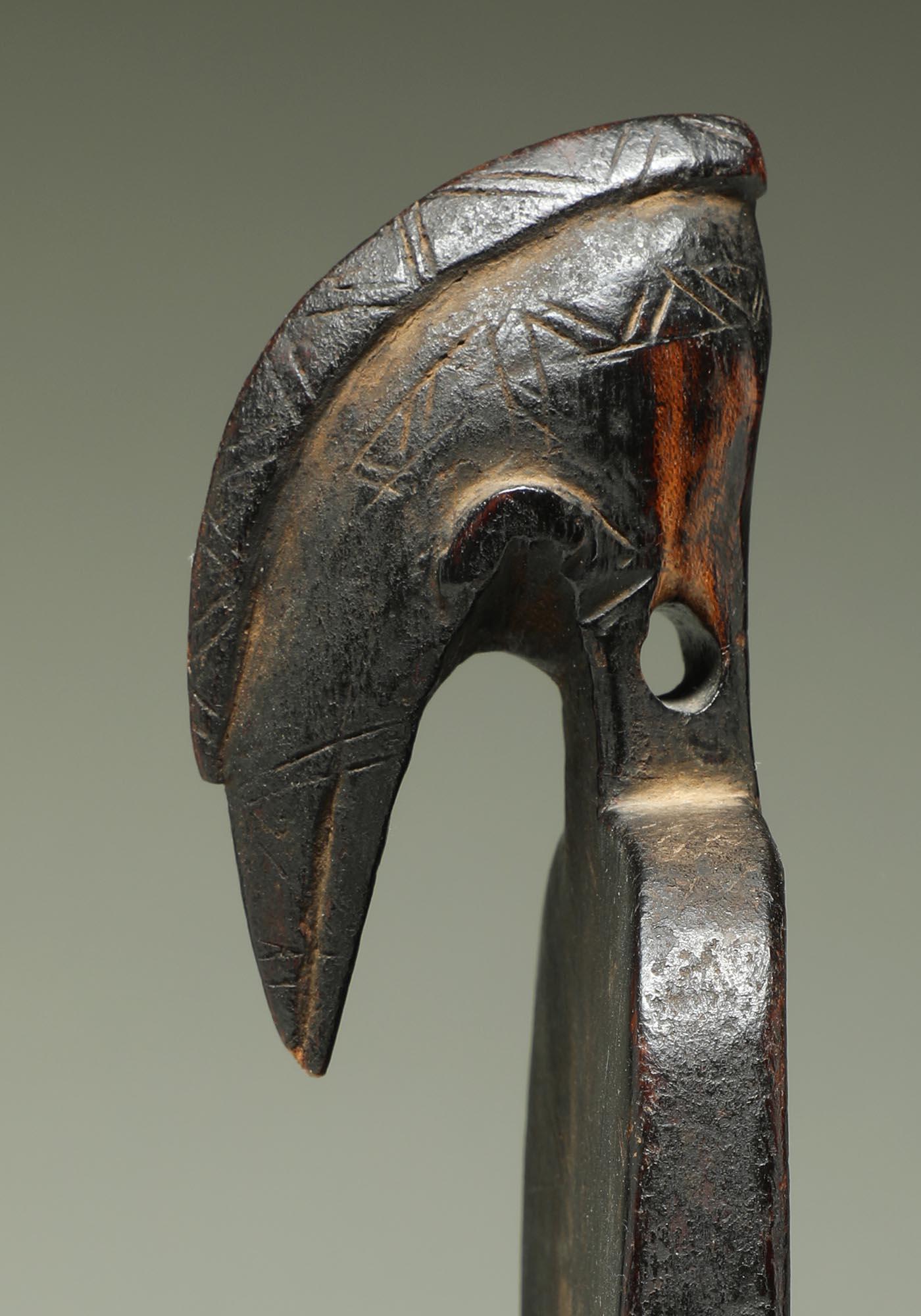 Kleiner verwendeter Senufo-Webstuhl mit Vogelschnabelkopf-Gesicht und Schafshalsband, Elfenbeinküste Afrika (20. Jahrhundert) im Angebot