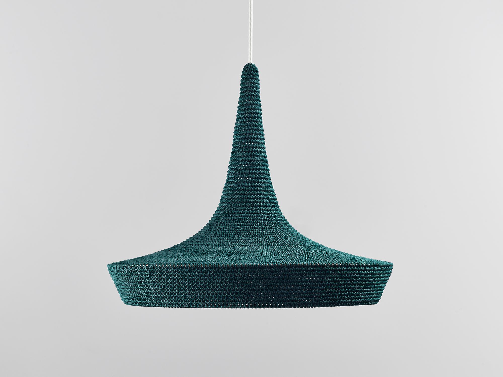 Small V2 Glück pendant lamp by Naomi Paul
Dimensions: D 50 x H 45 cm
Materials: Metal frame, Egyptian cotton cord.
Color: Alpine with Alpine Marl inside edge.
Available in other colors and in 3 sizes: D 50, D 60, D 80 cm.
Available in Inside
