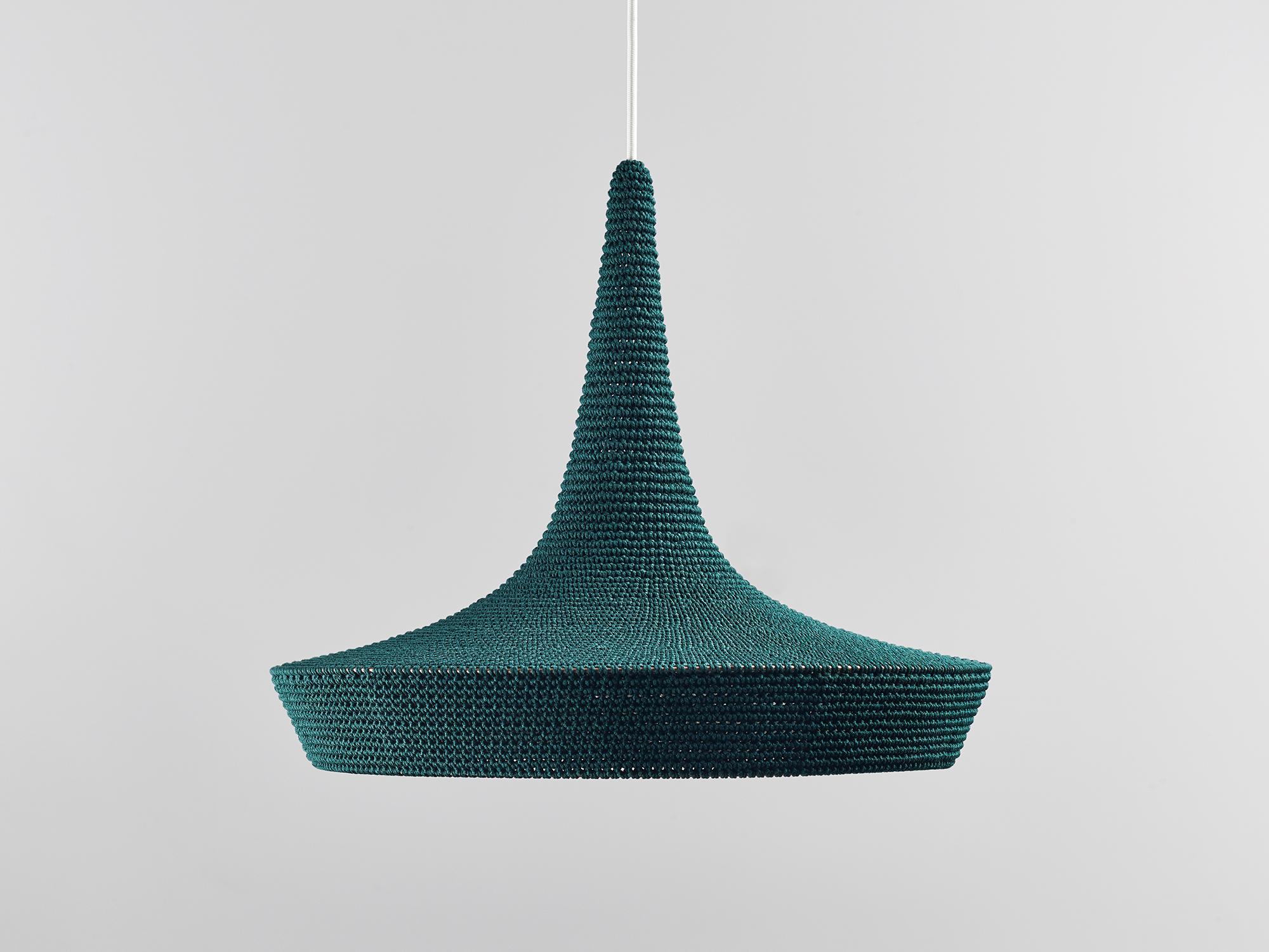 Piccola lampada a sospensione V2 Glück di Naomi Paul
Dimensioni: D 50 x H 45 cm
Materiali: Struttura in metallo, corda in cotone egiziano.
Colore: Alpine con bordo interno Alpine Marl.
Disponibile in altri colori e in 3 misure: D 50, D 60, D 80