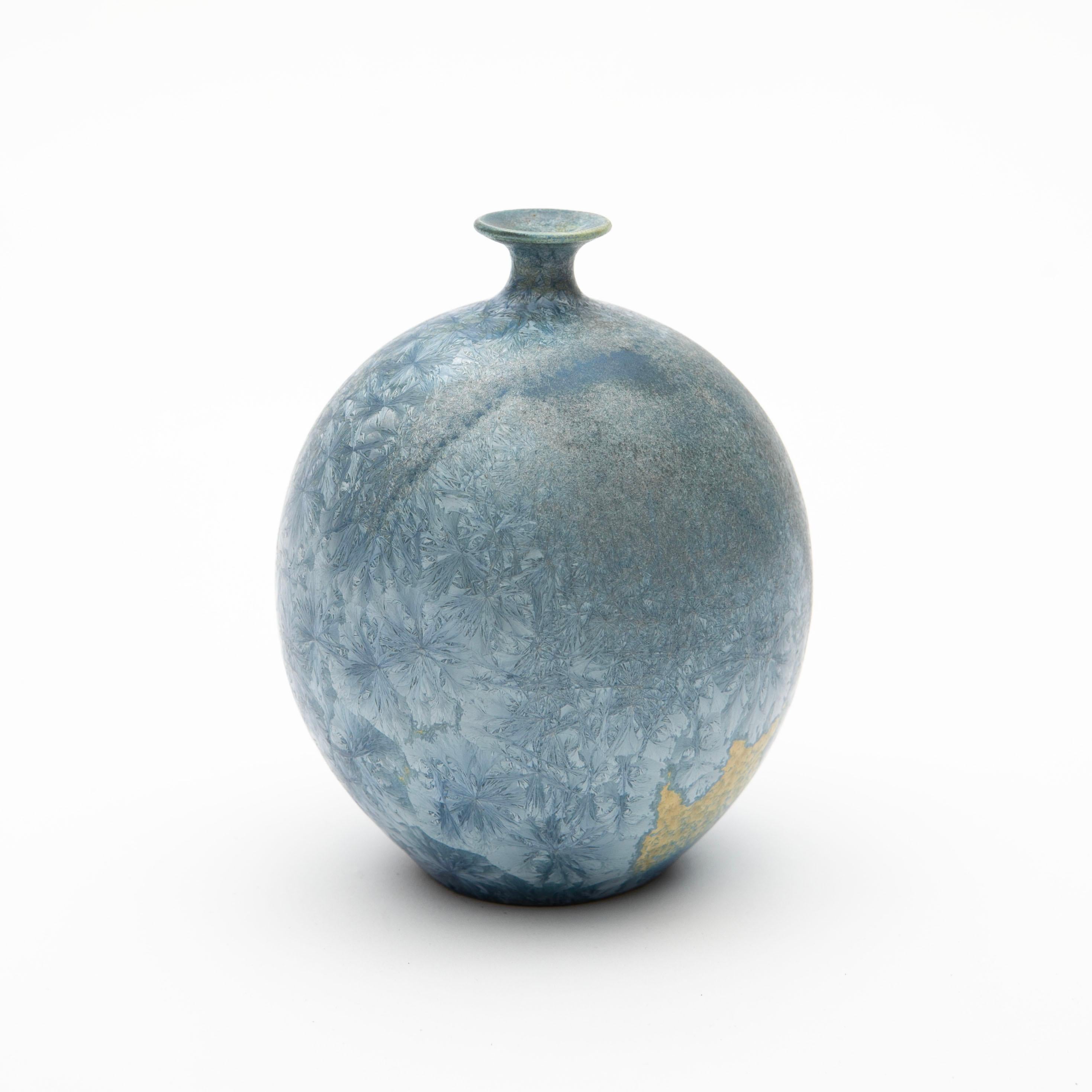 Serafino Ferraro (francese, 1939-2017).

Piccolo vaso in ceramica decorato con suggestive cristallizzazioni metalliche di colore blu e giallo dall'artista Serafino Ferraro. H. H. 13 cm.
Firmato 'Ferraro' sulla base. 

Dalla città di Vallauris in