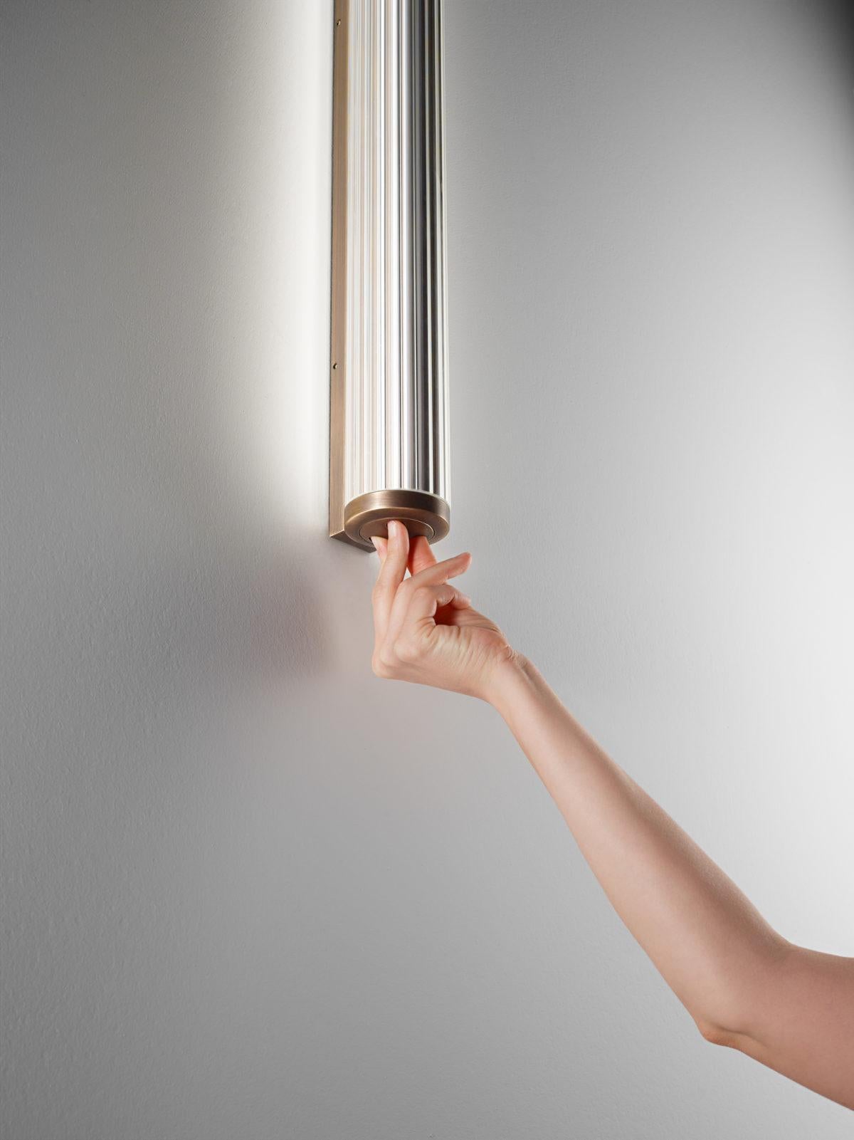 Italiano Lampada da parete piccola Vanity in bronzo placcato di Aggiolight in vendita