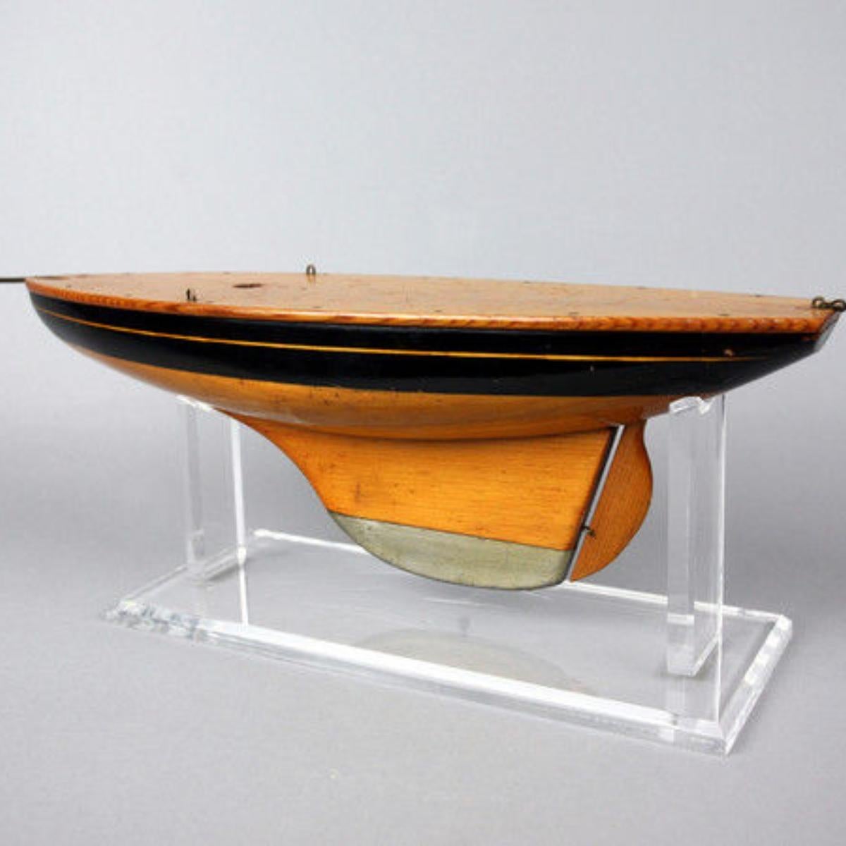 Pequeño casco de yate de estanque barnizado y pintado en Bueno estado para la venta en Lymington, Hampshire