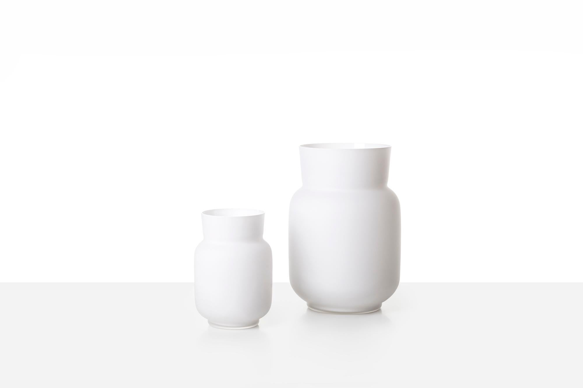 Vaso piccolo20 di Dechem Studio A.
Dimensioni: D. 14 x H. 20 cm.
Materiali: vetro.
Disponibile in due dimensioni: P 14 x L 20/ P 17,5 x H 25 cm.
Disponibile nei colori bianco opaco, cristallino, verde pino, rosa cipria e rosso autunno.

Linee
