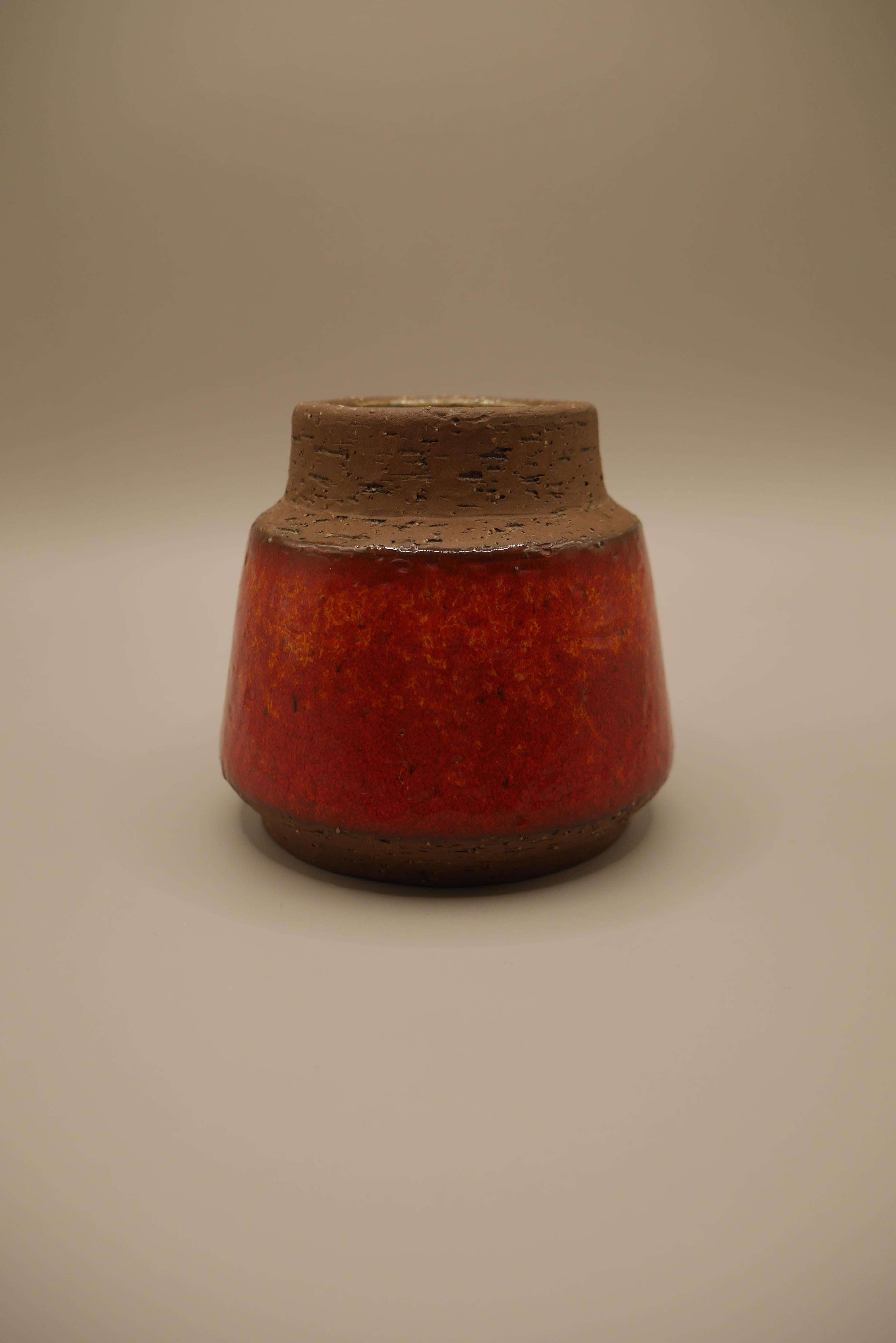 Mid-Century Modern Small vase by Michael Andersen for Bornholm, Denmark. For Sale
