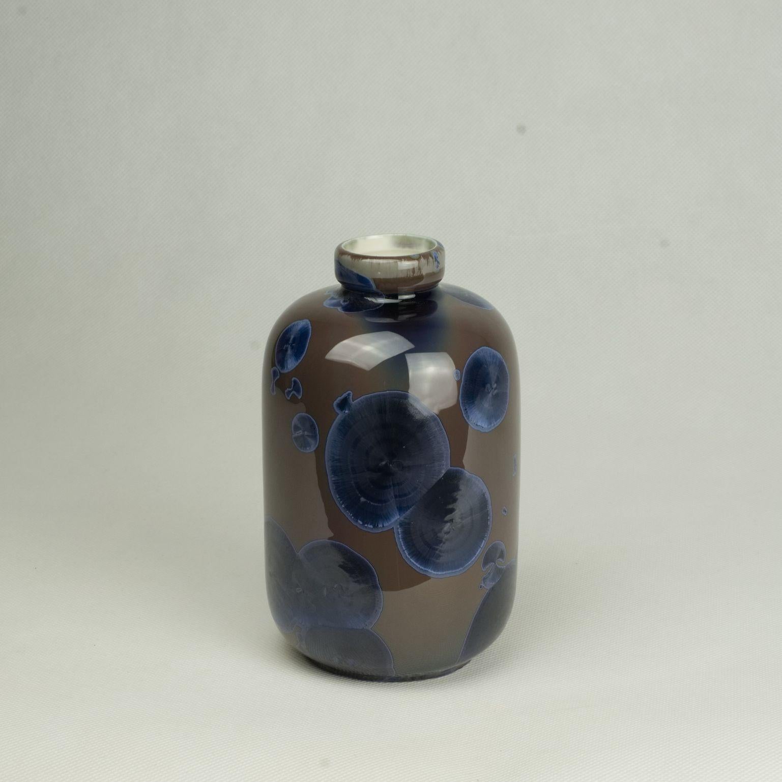 Kleine Vase von Milan Pekar
Abmessungen: D10 x H22 cm
MATERIALIEN: Glasur, Porzellan

Handgefertigt in der Tschechischen Republik. 

Auch erhältlich: verschiedene Farben und Muster

Gründung eines eigenen Studios im August 2009 - Schwerpunkt: