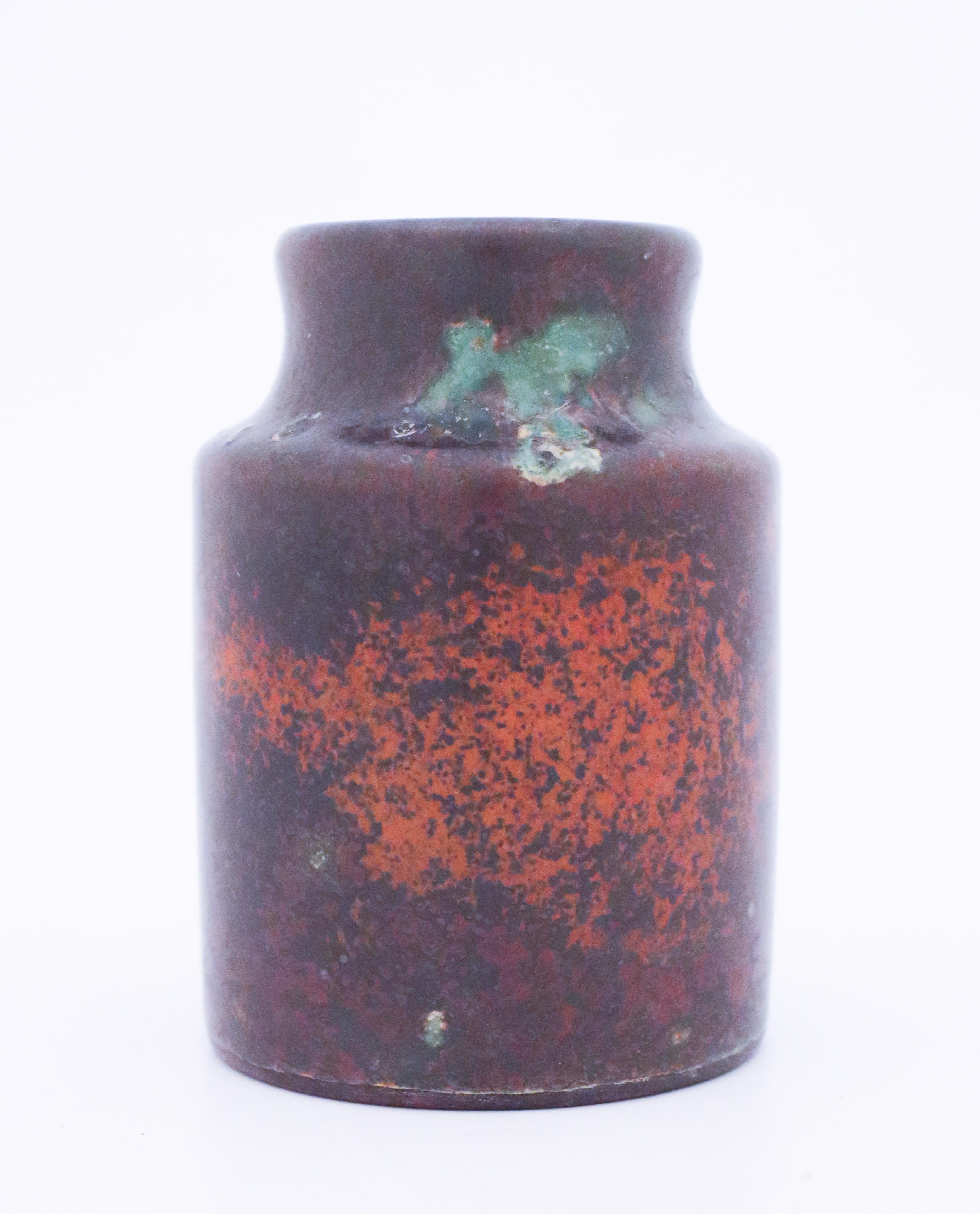 Eine von Hans Hedberg in seinem Atelier in Biot entworfene Vase. Die Vase ist 11 cm hoch und in sehr gutem Zustand, abgesehen von einigen kleinen Flecken und Kratzern. 

Hans Hedberg (1917-2007) schwedischer Keramiker, der sein Atelier in Biot in