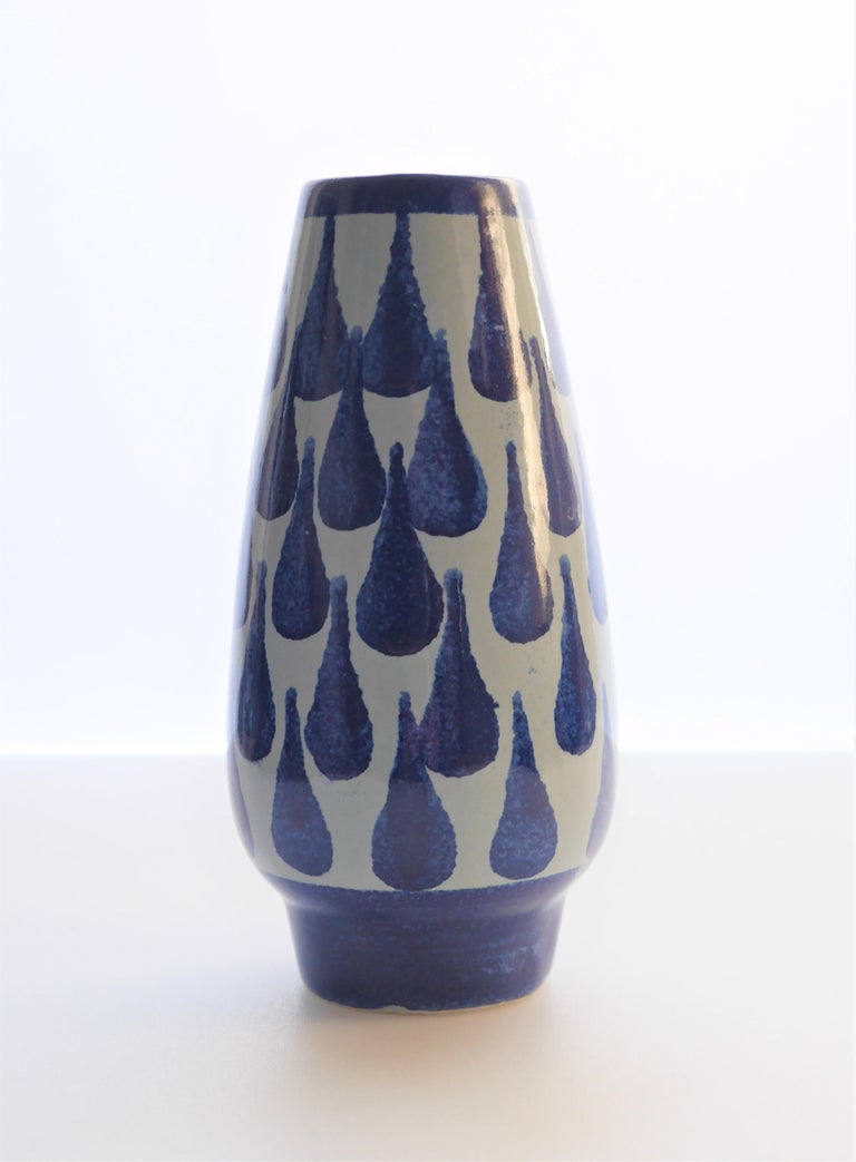 Mid-20th Century Small vase decorated with blue drop pattern from Strehla Keramik, Germany.  For Sale
