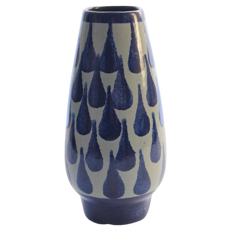 Small vase decorated with blue drop pattern from Strehla Keramik, Germany.  For Sale