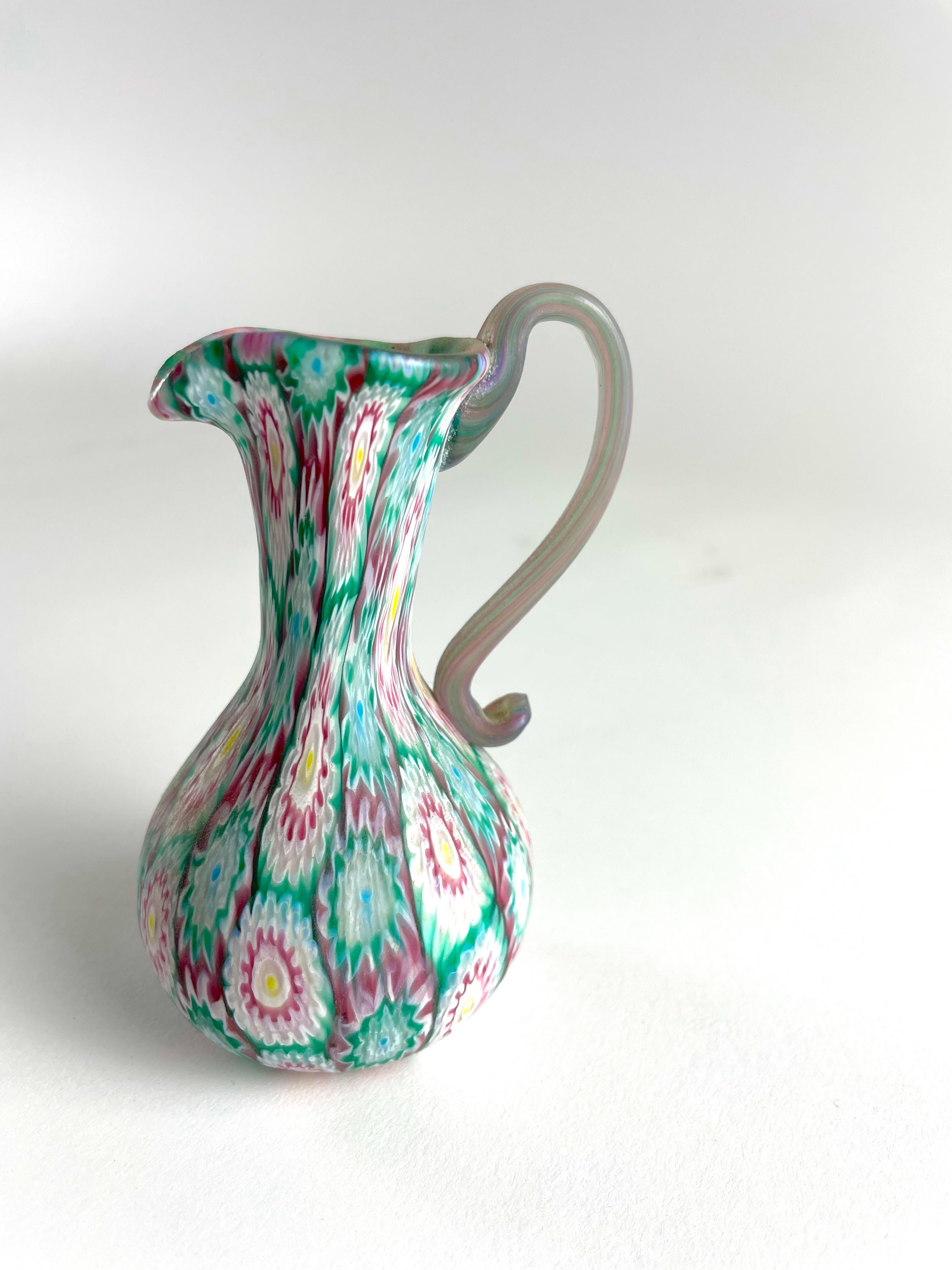 Versetzen Sie sich mit der Vase Millefiori Murrina von Fratelli Toso in die Vergangenheit. Dieses klassische Design stammt aus den 20er Jahren und zeigt die echte Handwerkskunst, die Fratelli Toso berühmt gemacht hat. Jedes Stück wird in