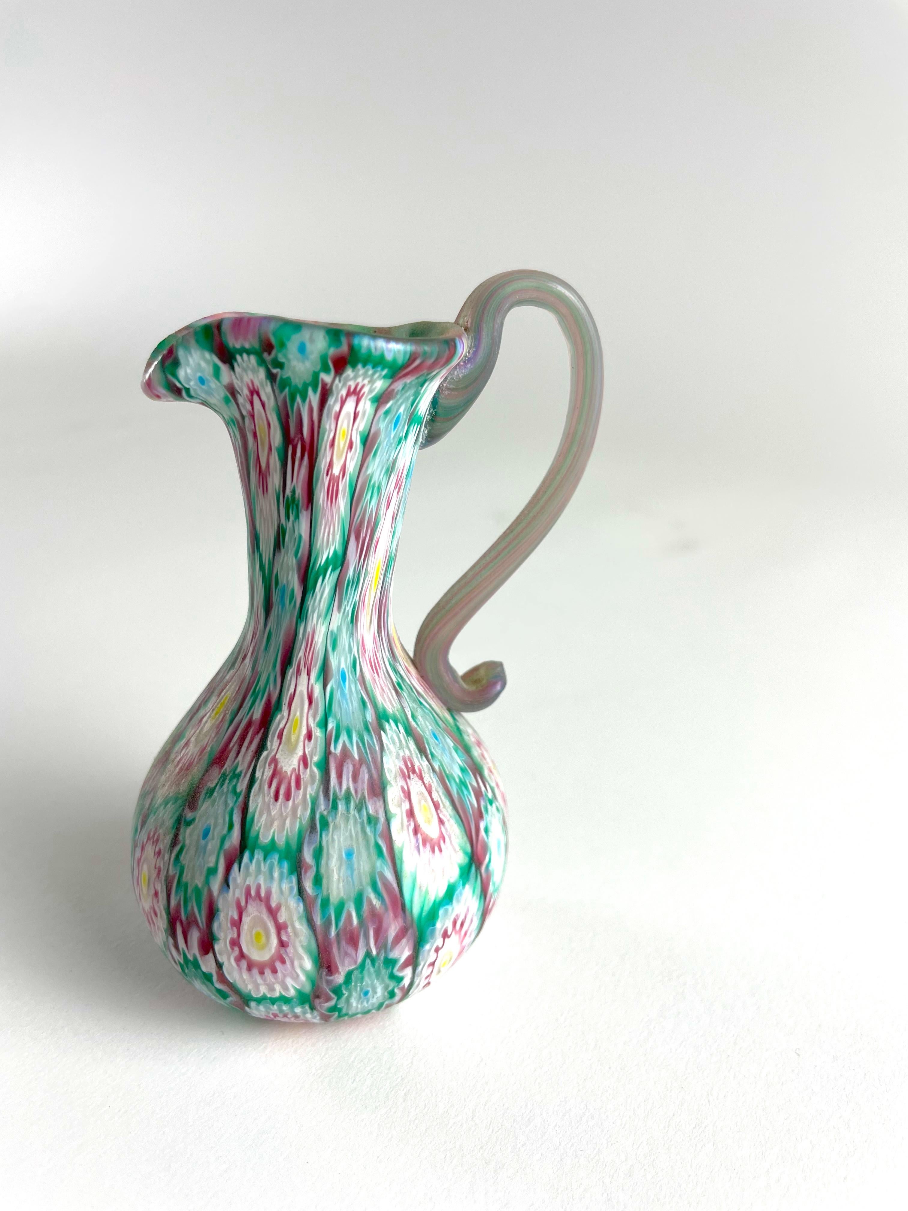 Remontez le temps avec le vase Millefiori Murrina de Fratelli Toso. Ce design classique date des années 20 et témoigne du véritable savoir-faire qui a fait la renommée de Fratelli Toso. Chaque pièce est méticuleusement fabriquée selon la technique