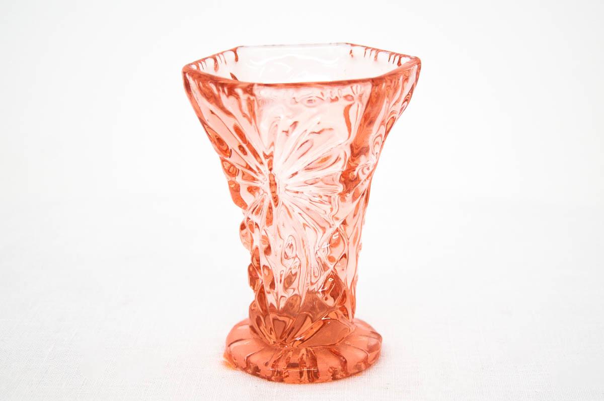 A small salmon-colored vase

Made in Poland.

Very good condition, no damage.

Dimensions: height 10.5 cm / diameter 8 cm.