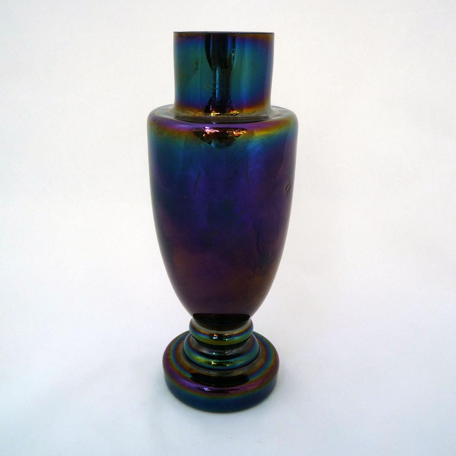 Small vase in Style of the company Loetz Bohemia,
Iridescent glass in the plain design of Art deco
Bohemia, circa 1920.

Measures: D 5.8 cm
H 15 cm.