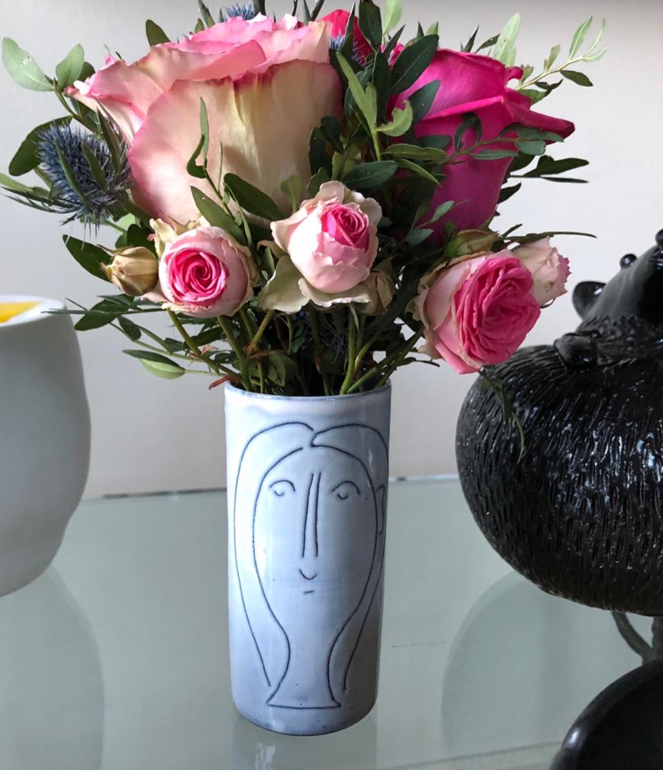 Milieu du XXe siècle Petit vase avec 2 visages de femme signé par Jacques Innocenti, années 1950 en vente