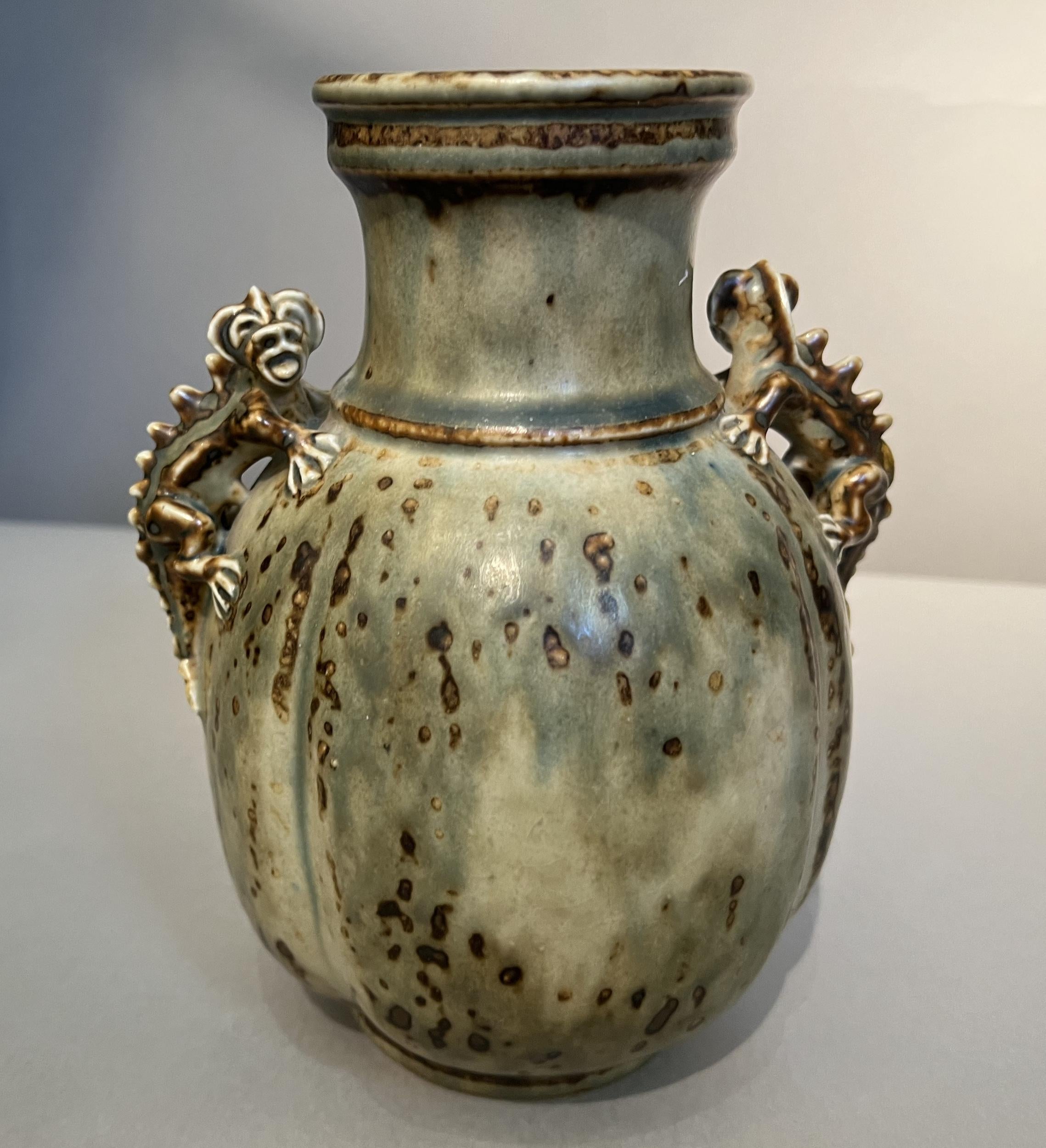 Rare vase en grès émaillé de Bode Willumsen avec des anses en forme de dragon et une glaçure Sung. Le dessous est marqué des trois vagues de Royal Copenhagen, de 