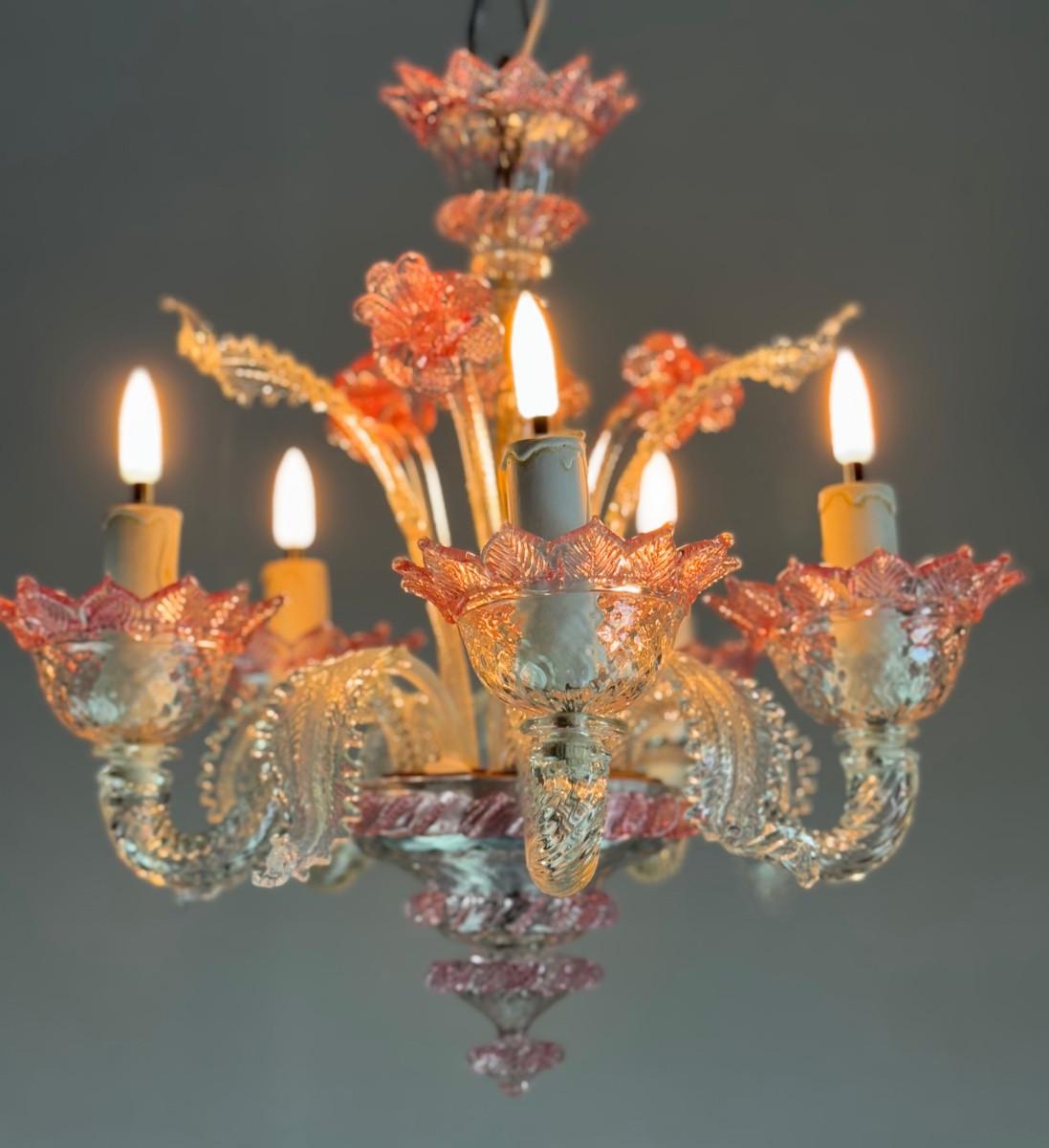 Louis XV Small Venetian chandelier in colourless and red Murano glass, circa 1950 For Sale