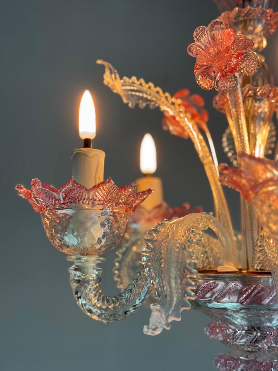 Italian Small Venetian chandelier in colourless and red Murano glass, circa 1950 For Sale