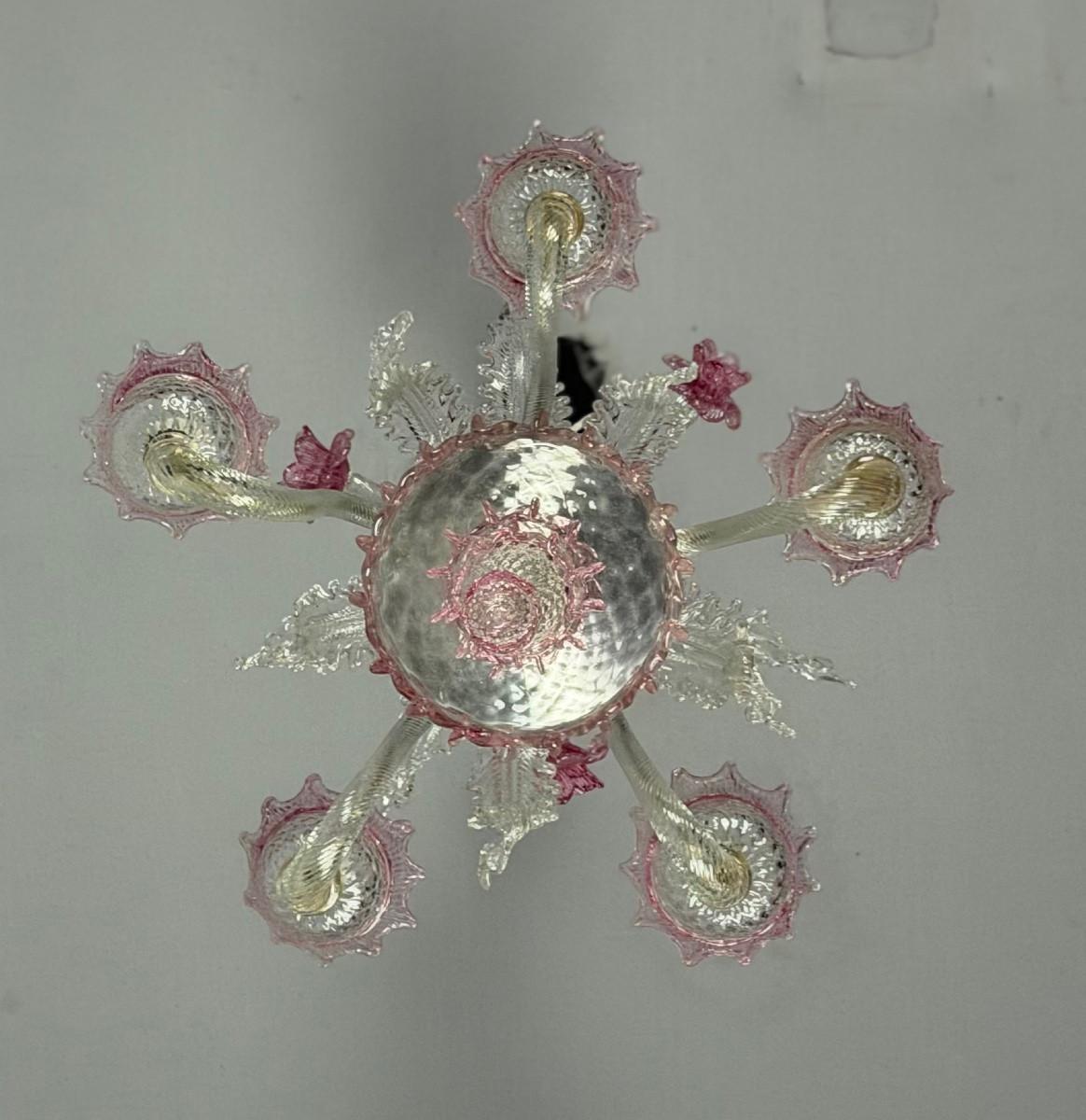 Italiano Small Venetian chandelier in colourless and red Murano glass, circa 1950 in vendita