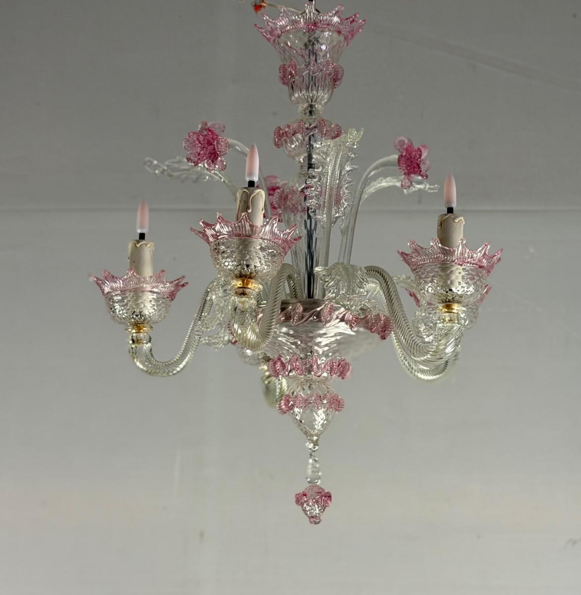 Small Venetian chandelier in colourless and red Murano glass, circa 1950 In condizioni buone in vendita a Honnelles, WHT