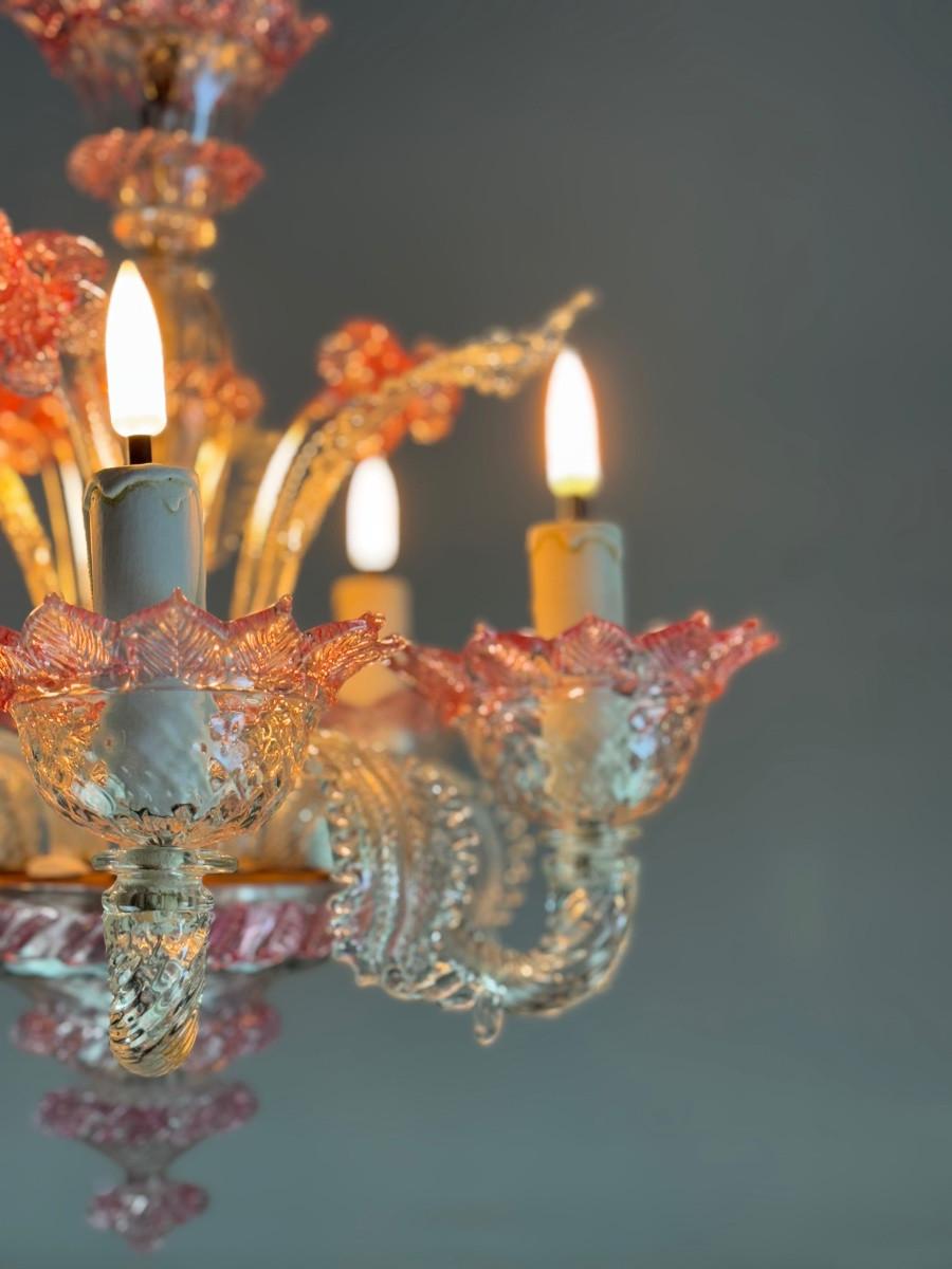 20th Century Small Venetian chandelier in colourless and red Murano glass, circa 1950 For Sale