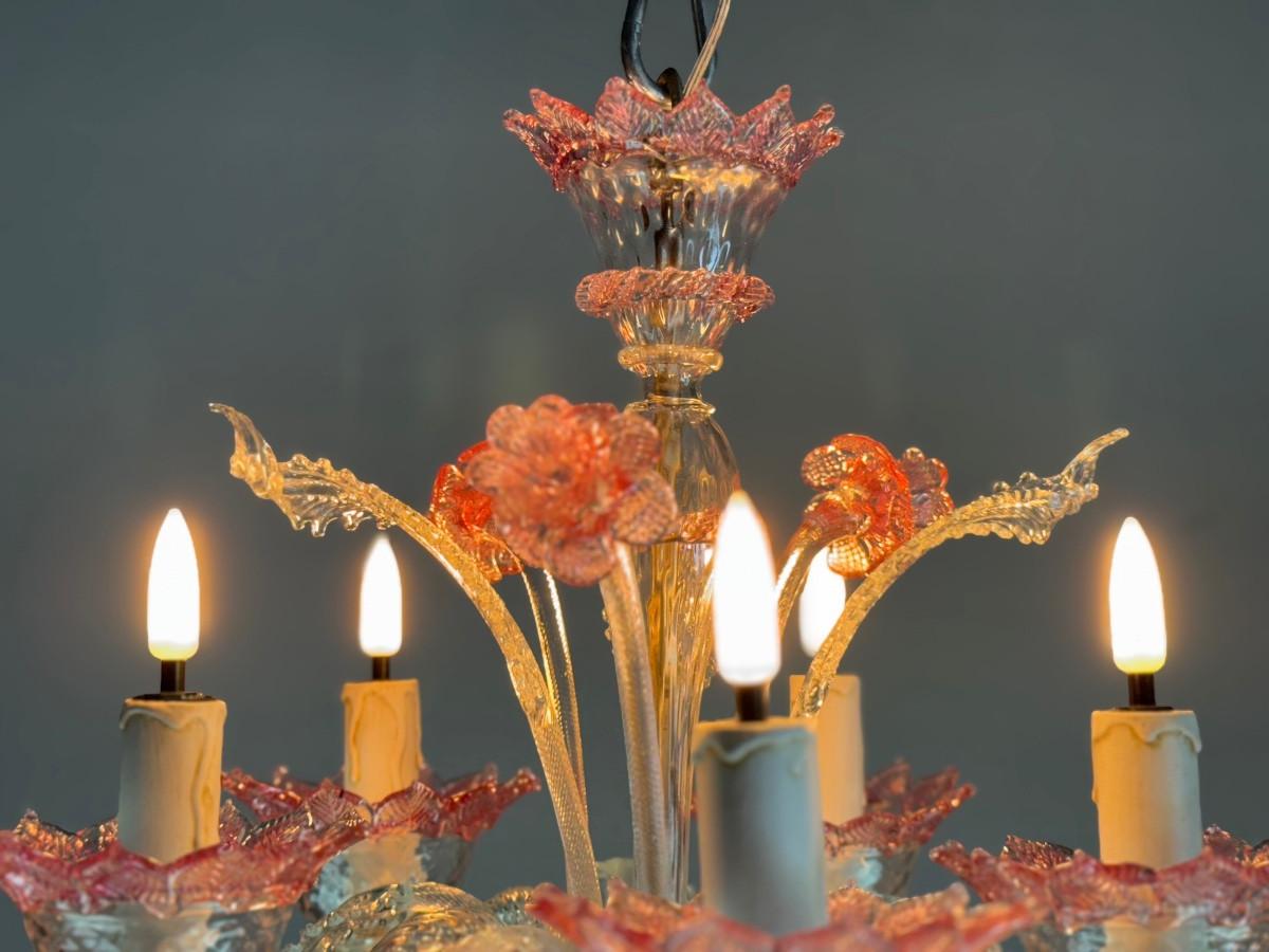 Glass Small Venetian chandelier in colourless and red Murano glass, circa 1950 For Sale