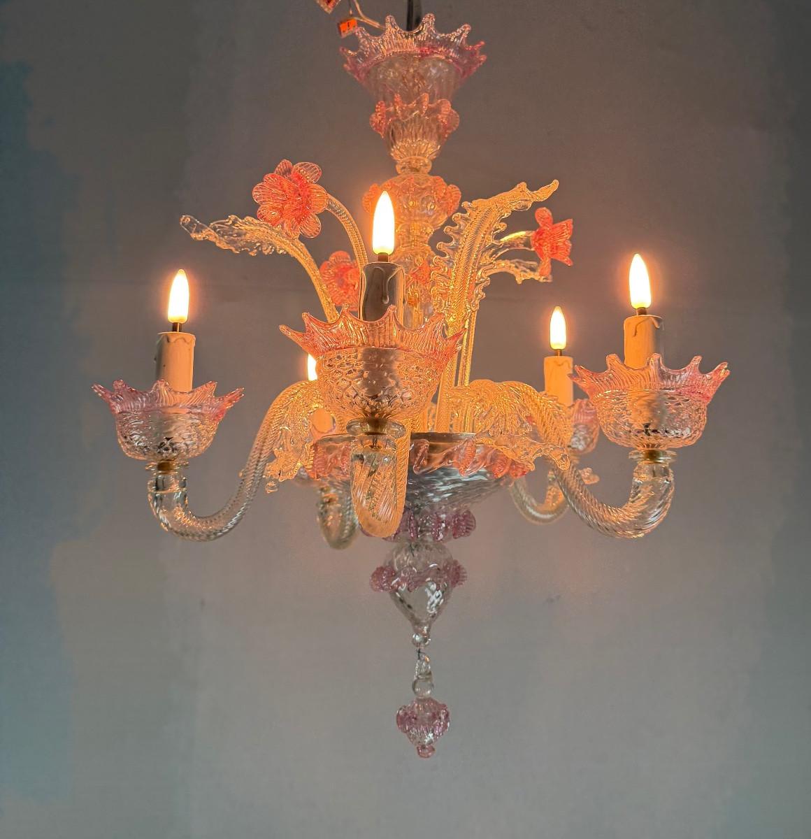 Vetro Small Venetian chandelier in colourless and red Murano glass, circa 1950 in vendita