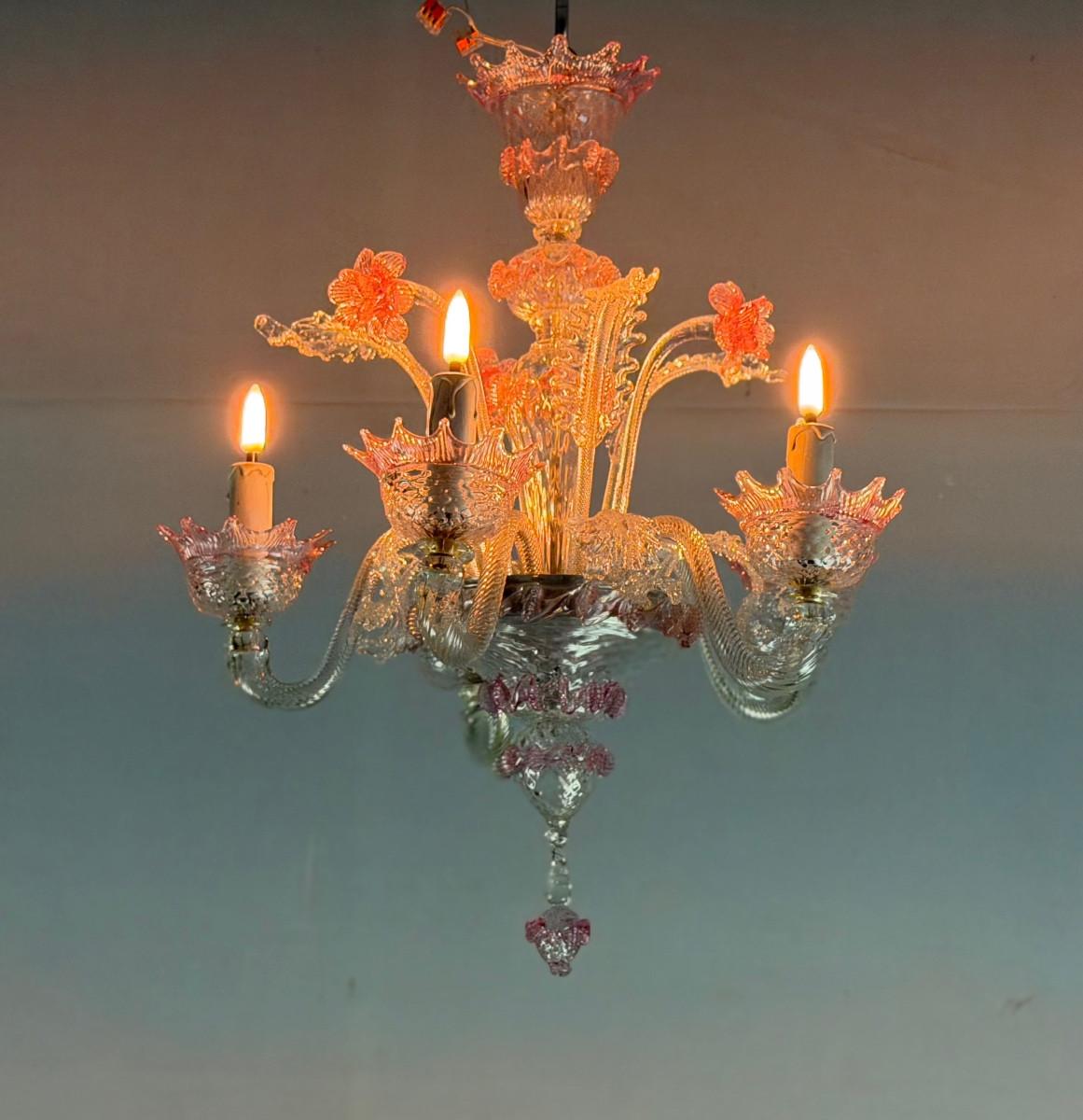 Small Venetian chandelier in colourless and red Murano glass, circa 1950 in vendita 1