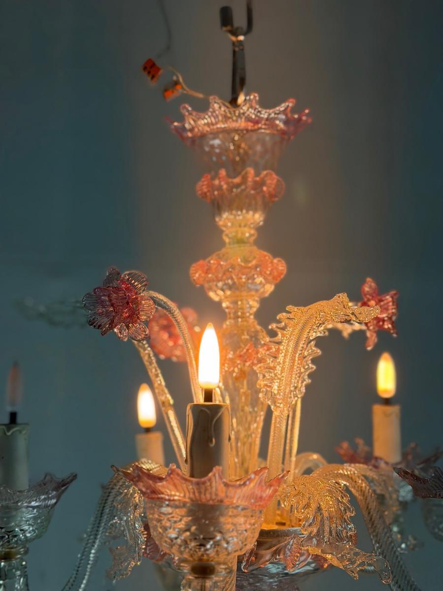 Small Venetian chandelier in colourless and red Murano glass, circa 1950 in vendita 2