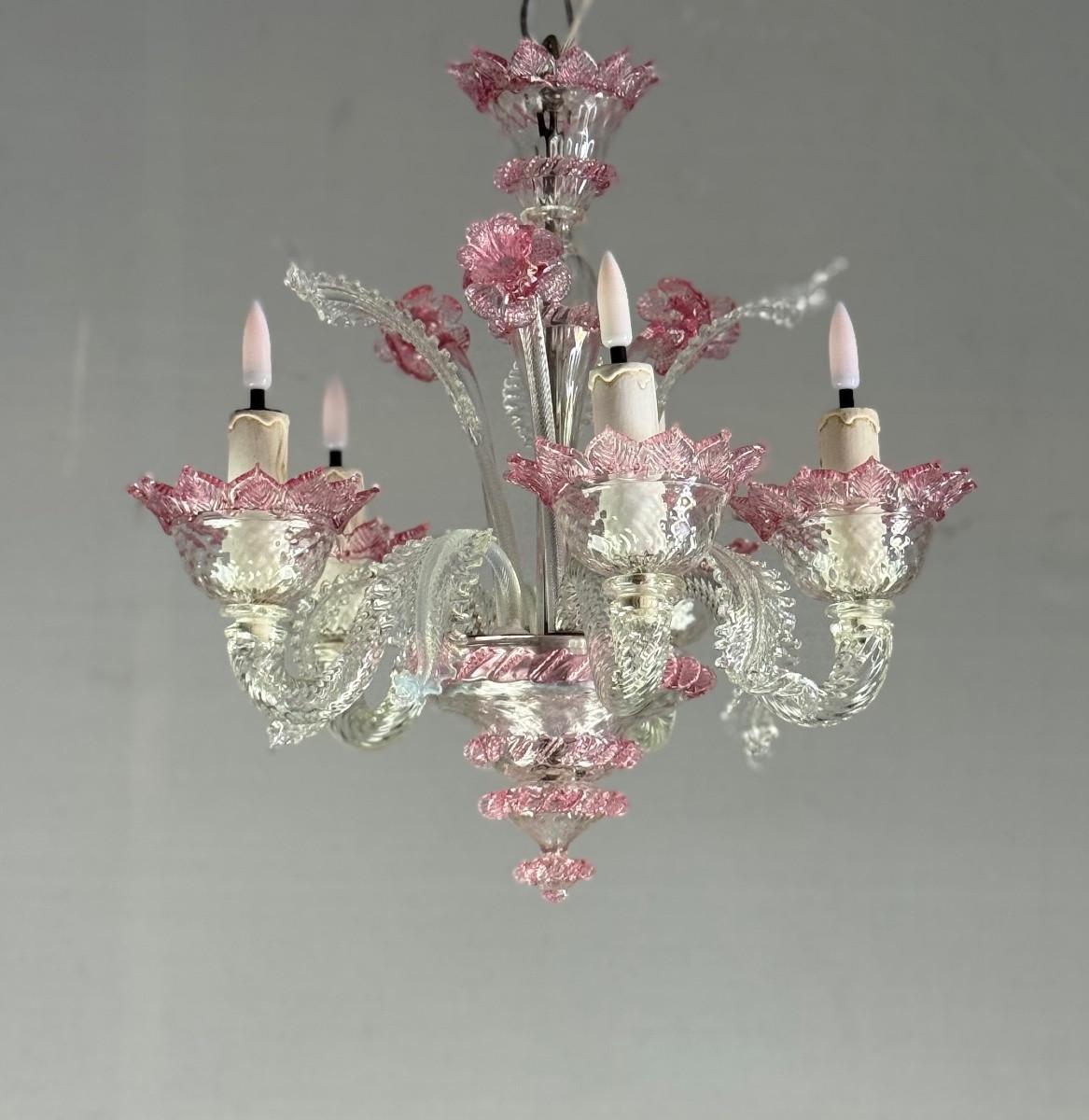 Small Venetian chandelier in colourless and red Murano glass, circa 1950 For Sale 3