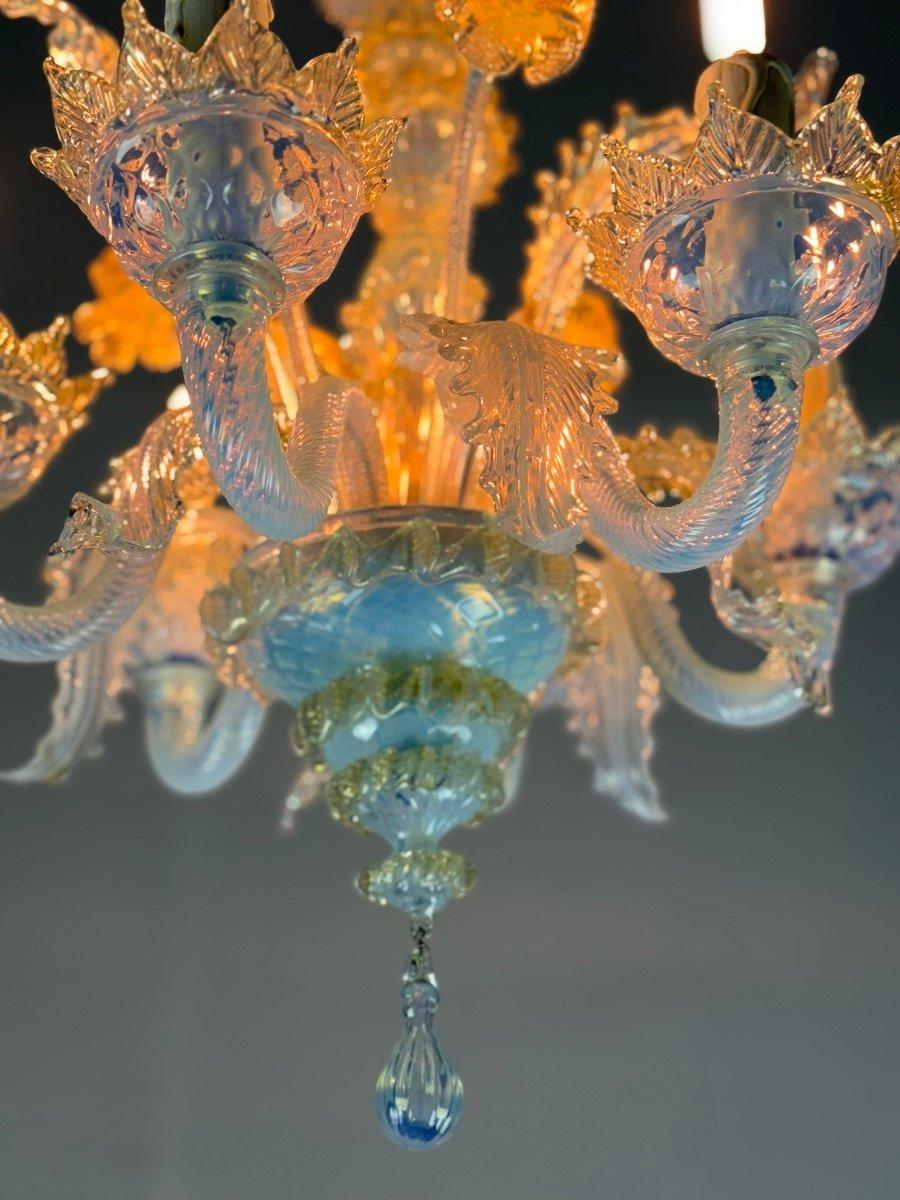 Kleiner venezianischer Kronleuchter aus opalisierendem blauem und goldenem Murano-Glas 

6 Arme des Lichts 

Neue Elektrifizierung

CIRCA 1950