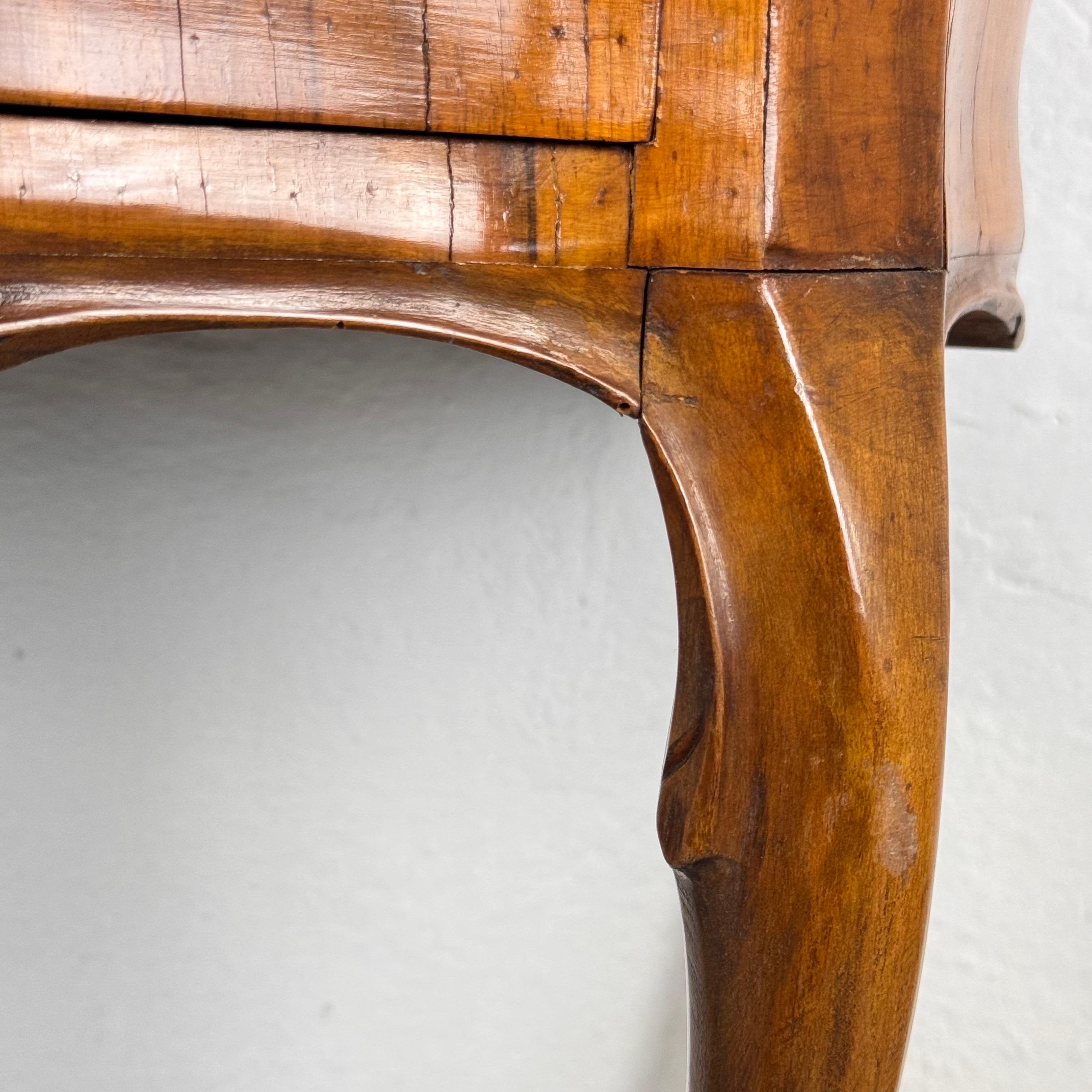 Small Venetian Style Louis XV Walnut Sideboard with Drawer, Venice, 1950s For Sale 6
