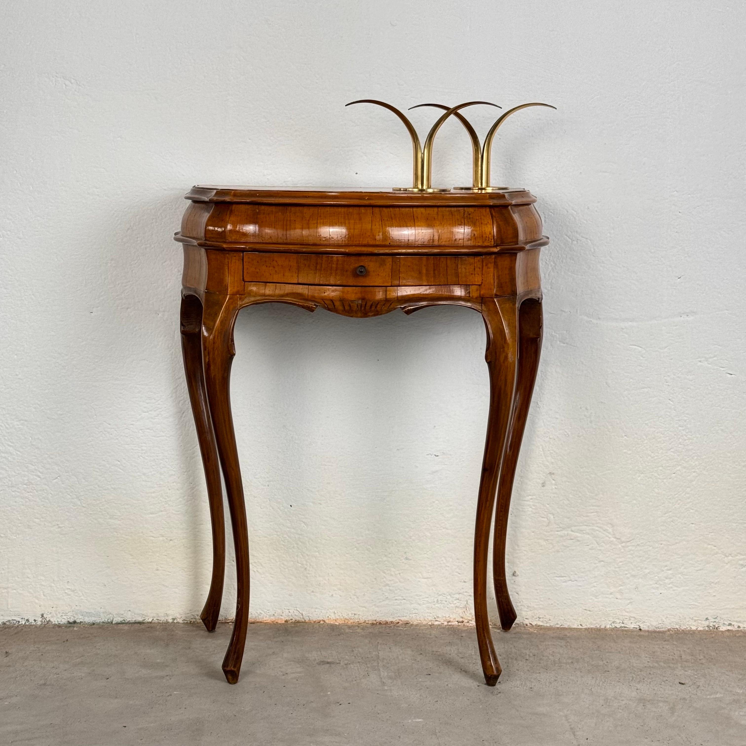 This charming small sideboard, crafted in the Venetian style of Louis XV from walnut wood in Venice during the 1950s, exudes timeless elegance and intricate craftsmanship. Its compact dimensions of 35 x 60 x 70 cm (height) make it an ideal addition