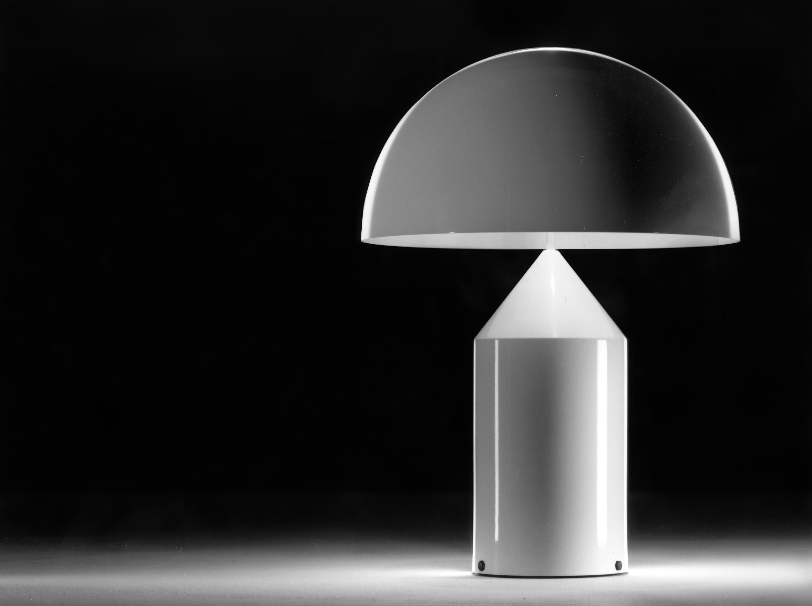 Small Vico Magistretti 'Atollo' Opaline Glass Table Lamp For Oluce For Sale 1