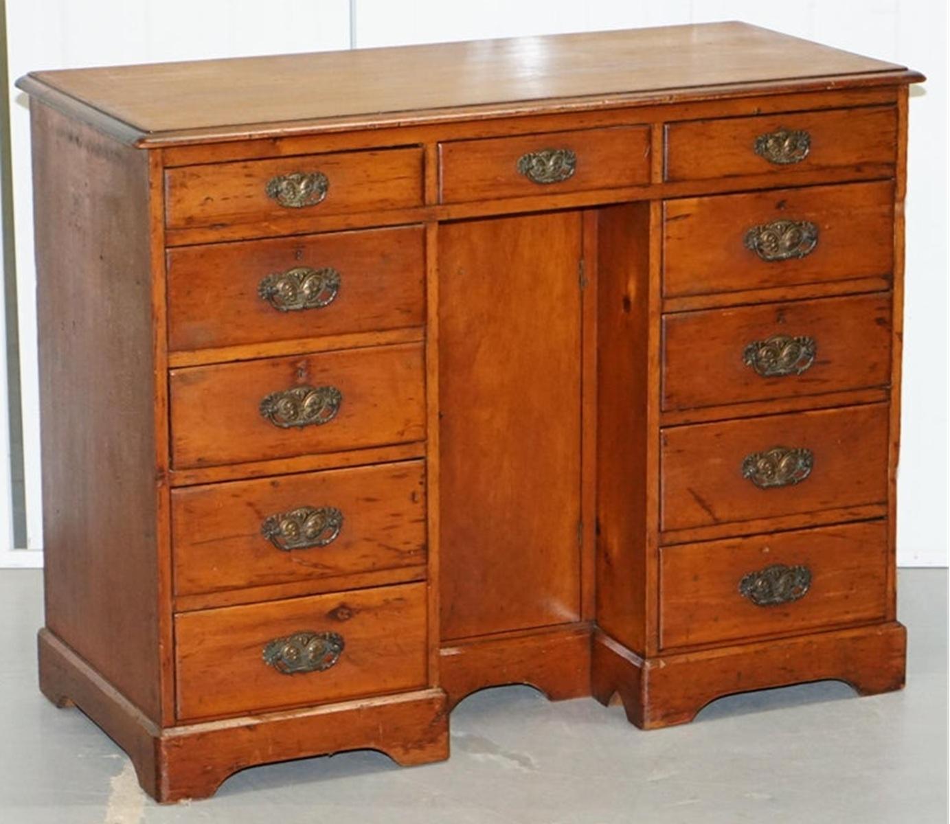 Piccola scrivania vittoriana del 1880 in noce massiccio con foro per le ginocchia, con molti cassetti per lo stoccaggio in vendita 2