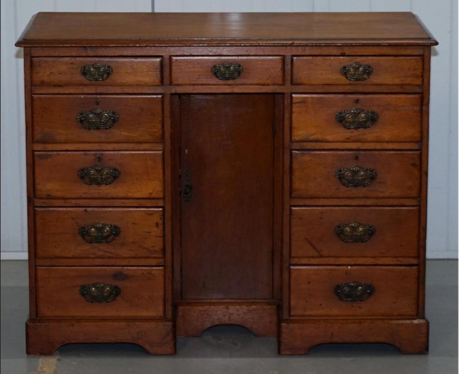 Piccola scrivania vittoriana del 1880 in noce massiccio con foro per le ginocchia, con molti cassetti per lo stoccaggio in vendita 3